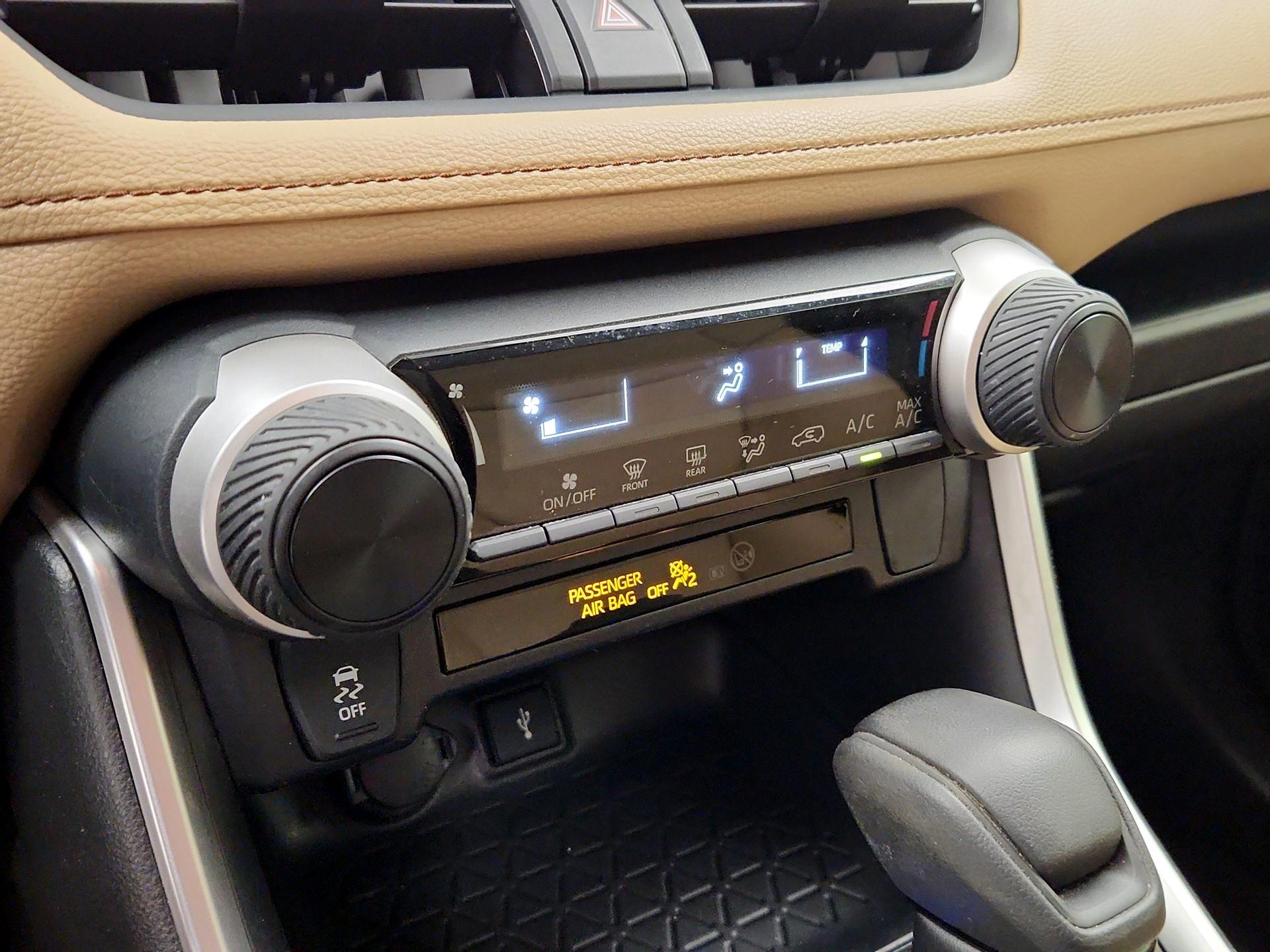 Thumbnail: 2020 Toyota RAV4 - 16