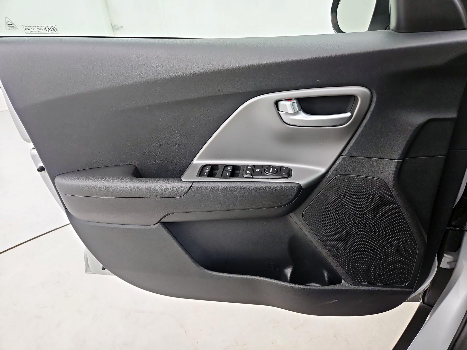 Thumbnail: 2020 Kia Niro - 12