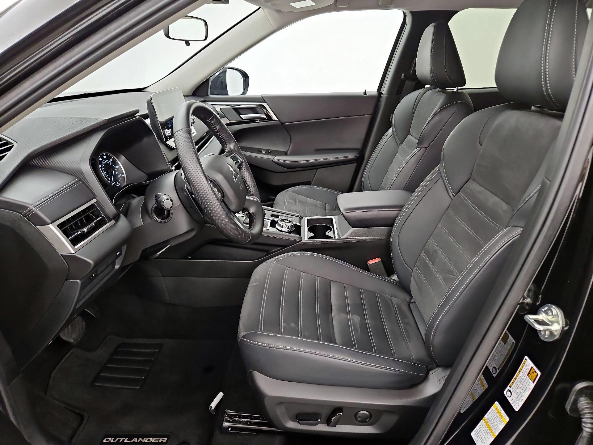 Thumbnail: 2024 Mitsubishi Outlander - 11