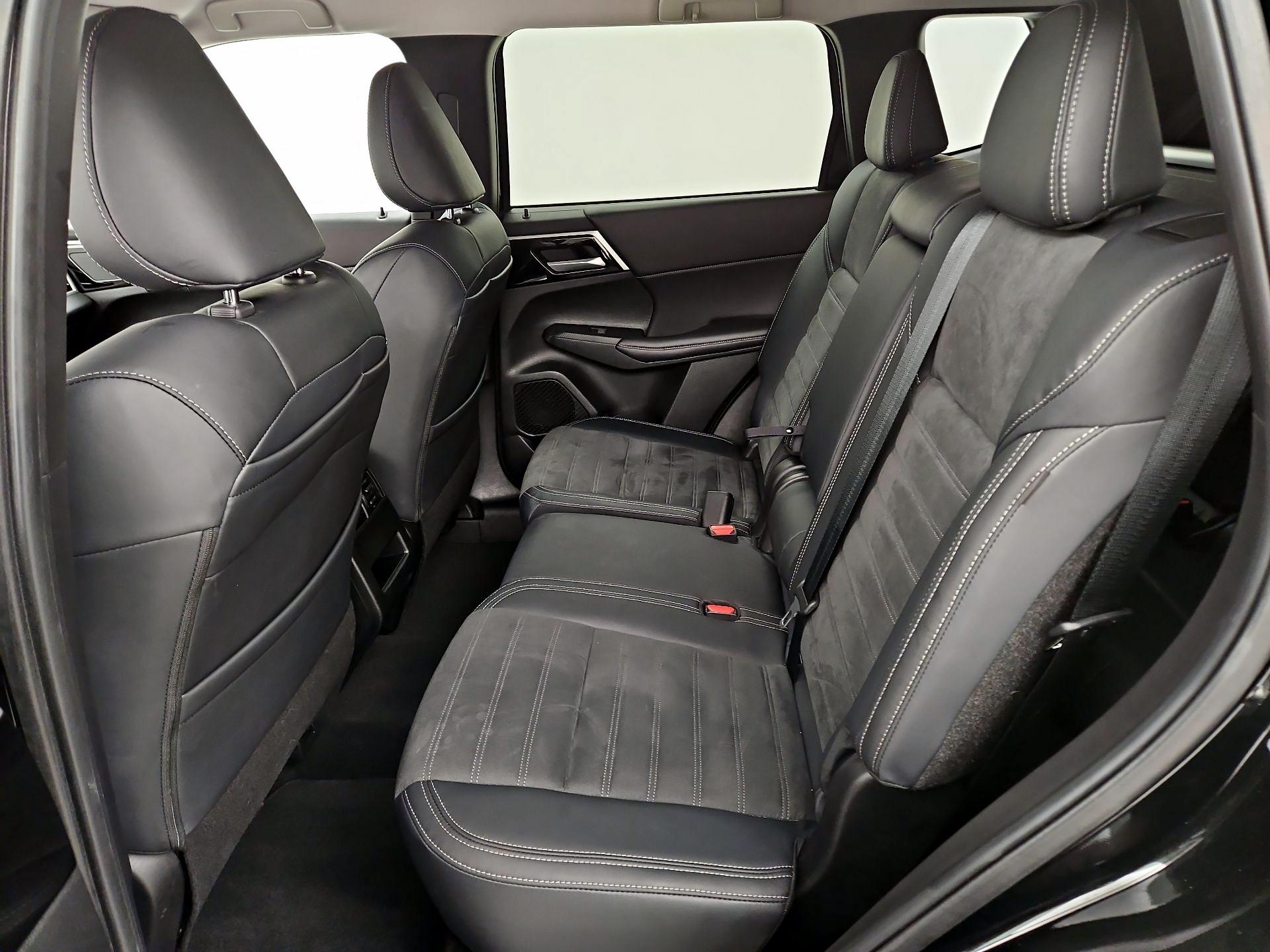 Thumbnail: 2024 Mitsubishi Outlander - 20
