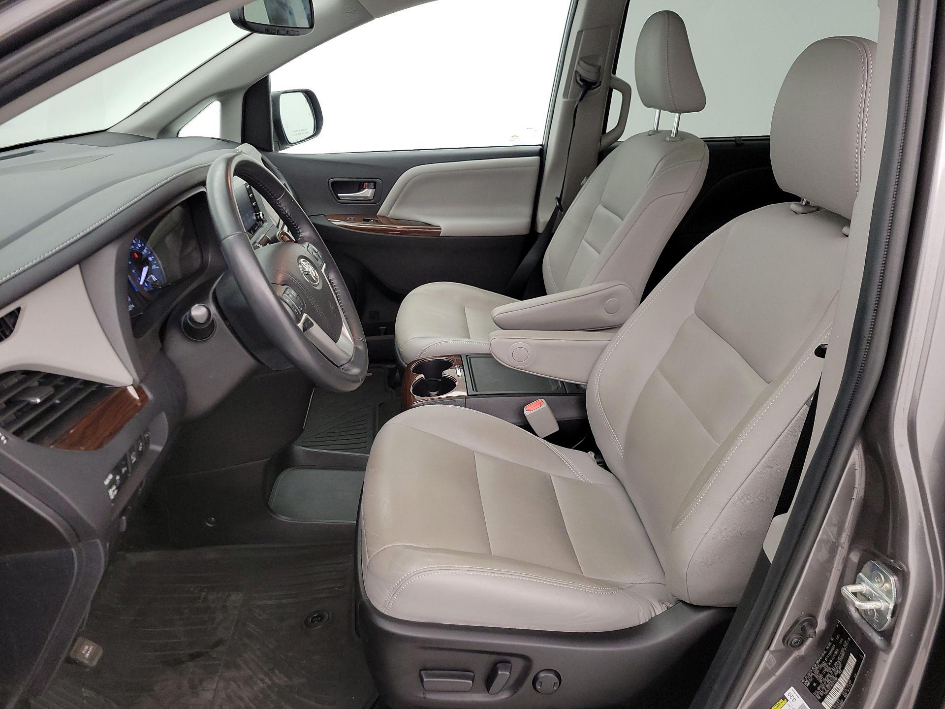 Thumbnail: 2019 Toyota Sienna - 11