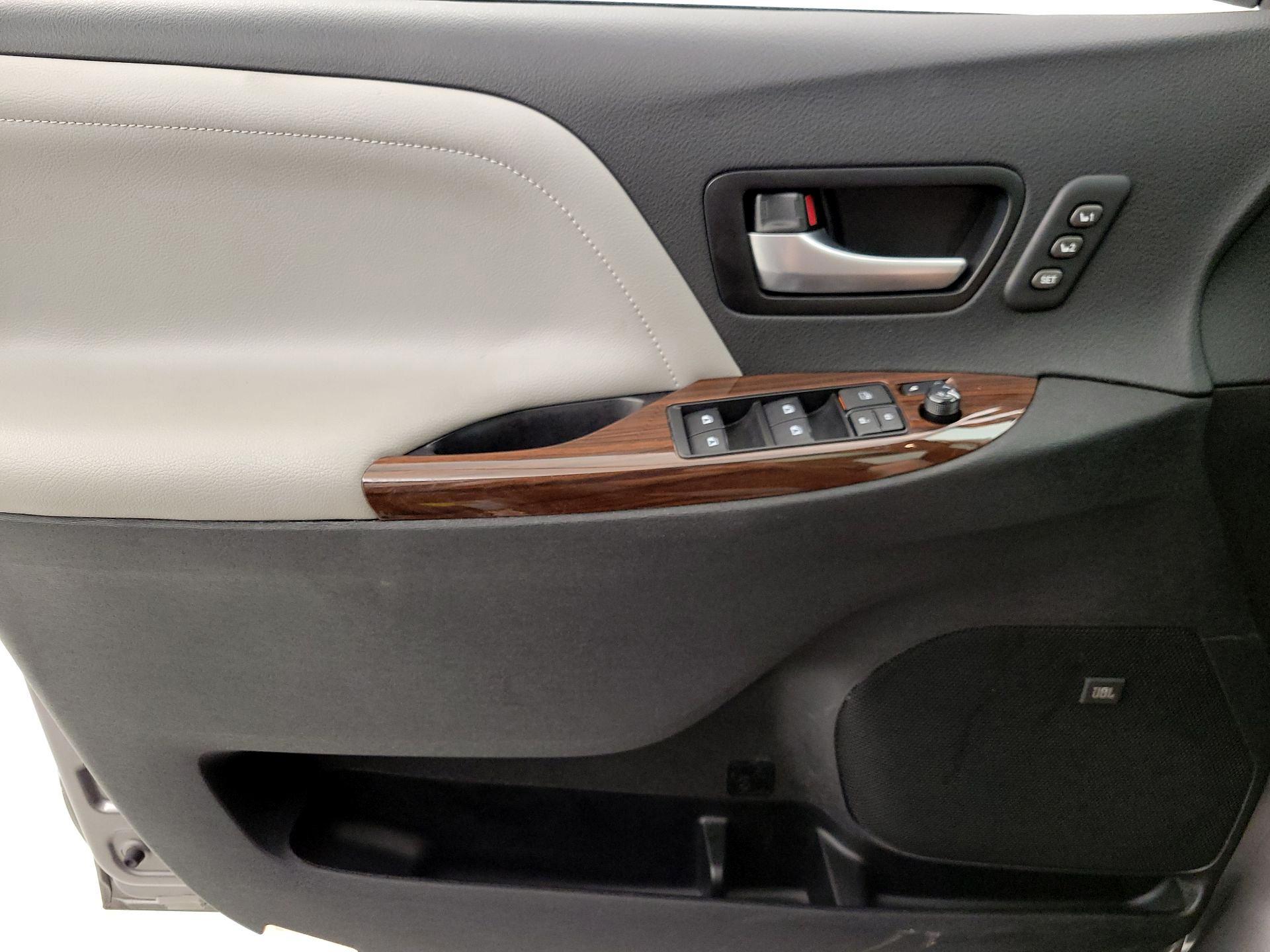 Thumbnail: 2019 Toyota Sienna - 12