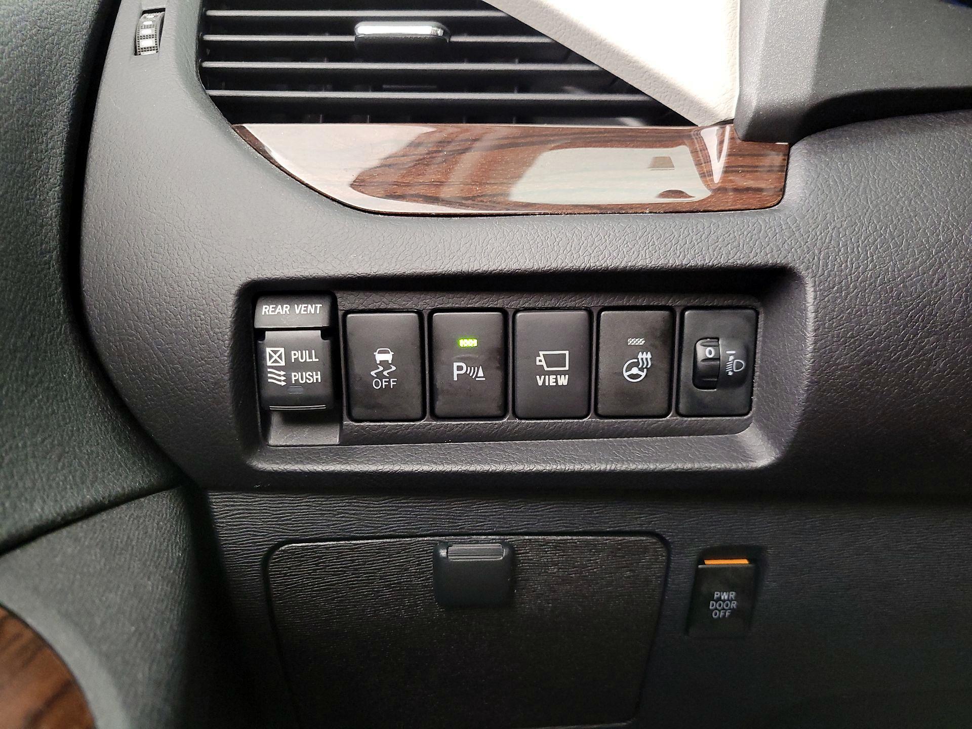 Thumbnail: 2019 Toyota Sienna - 13