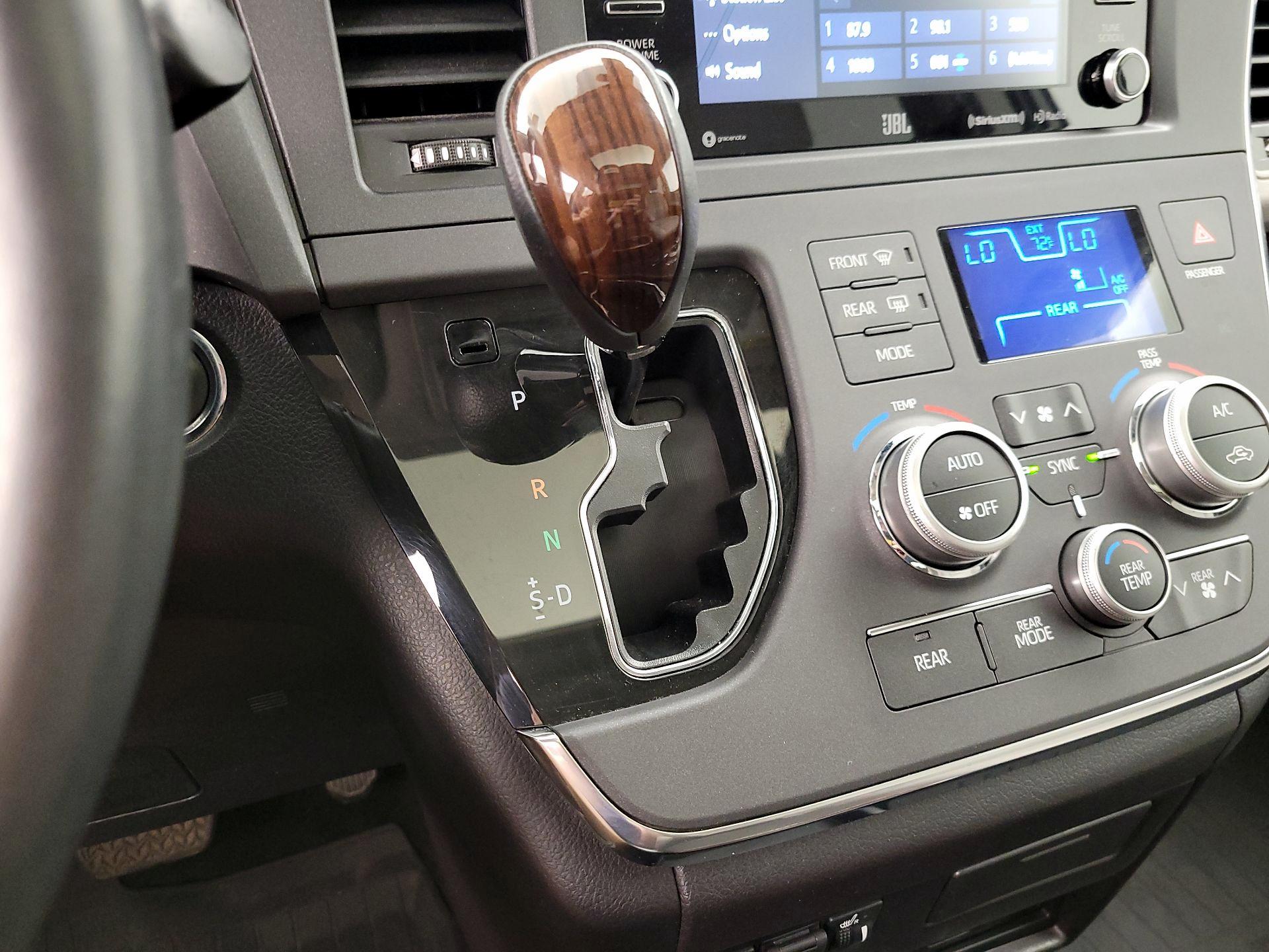 Thumbnail: 2019 Toyota Sienna - 18