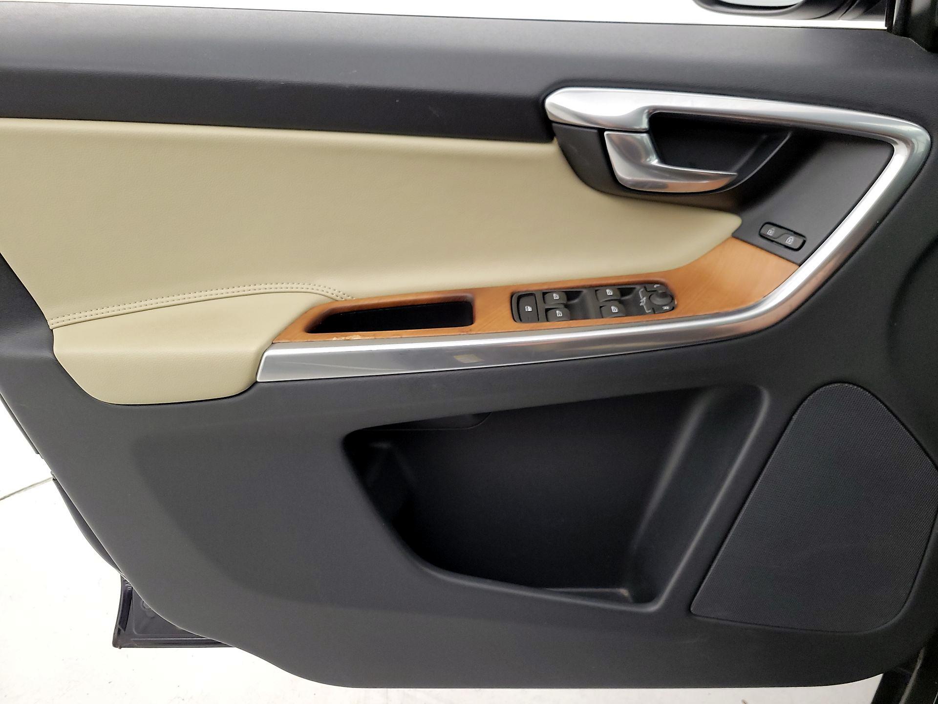 Thumbnail: 2017 Volvo XC60 - 12