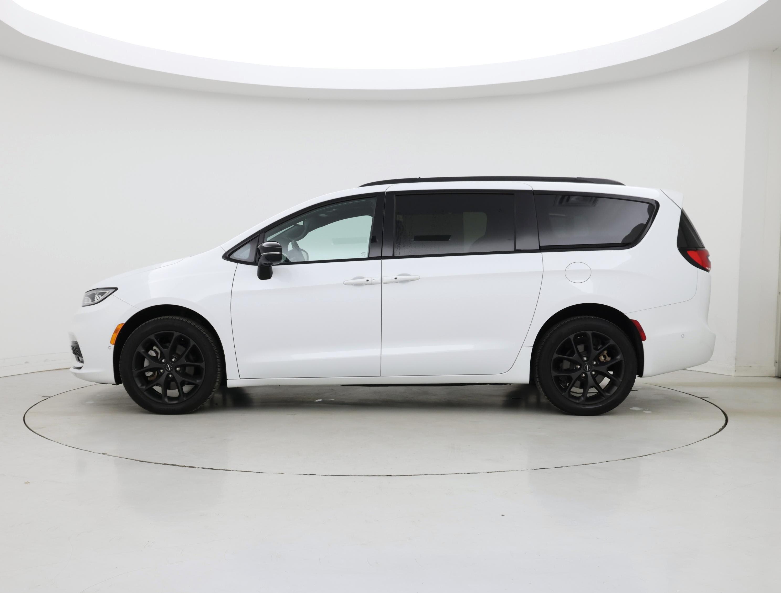 Thumbnail: 2023 Chrysler Pacifica - 3