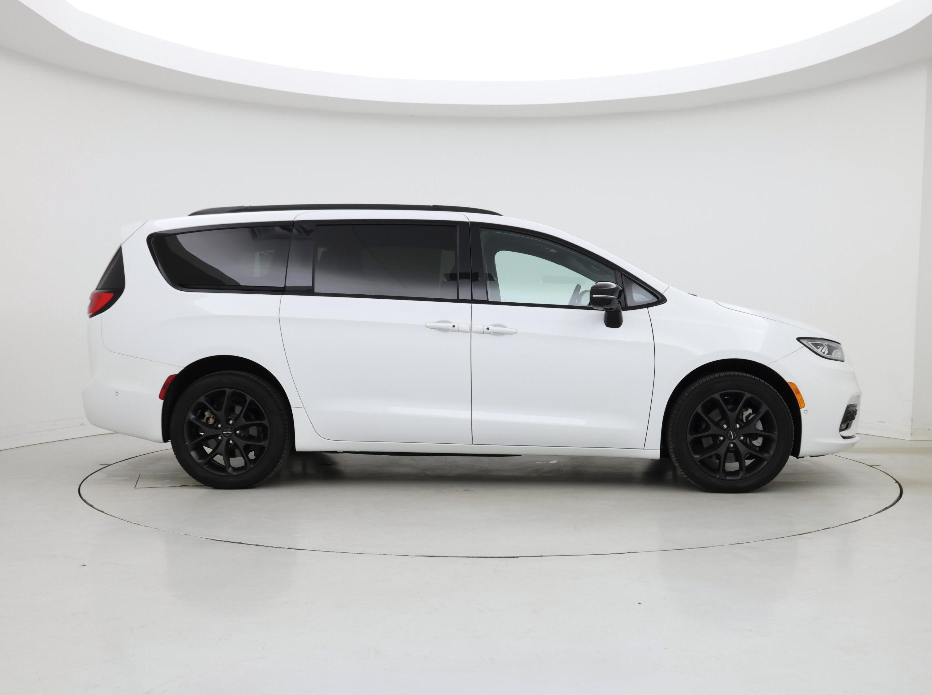 Thumbnail: 2023 Chrysler Pacifica - 7