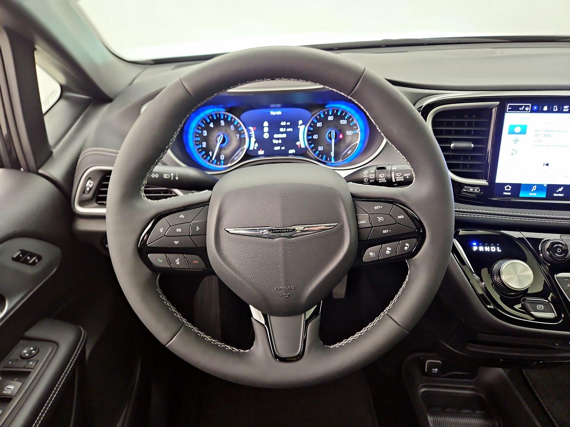 Thumbnail: 2023 Chrysler Pacifica - 10