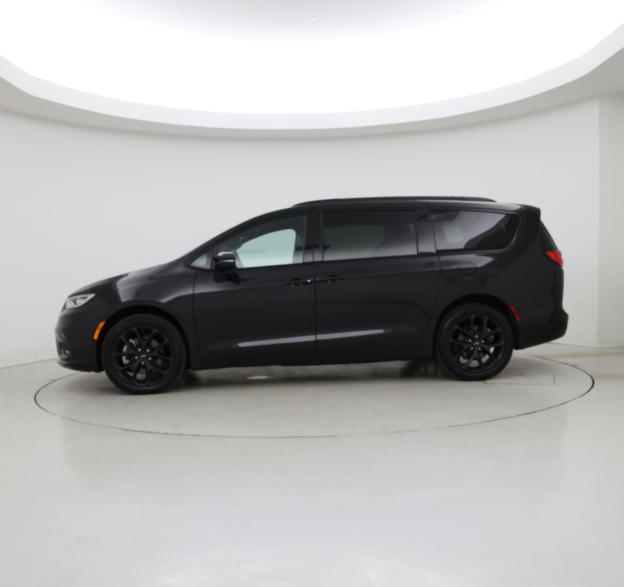 Thumbnail: 2023 Chrysler Pacifica - 3