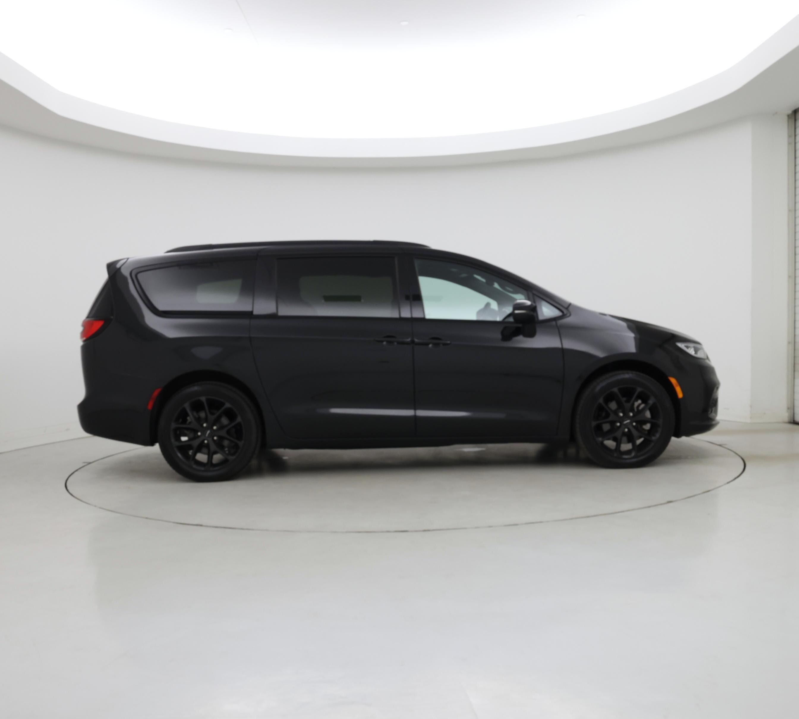 Thumbnail: 2023 Chrysler Pacifica - 7