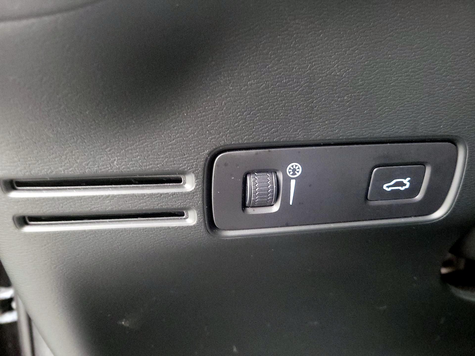 Thumbnail: 2019 Volvo XC40 - 13