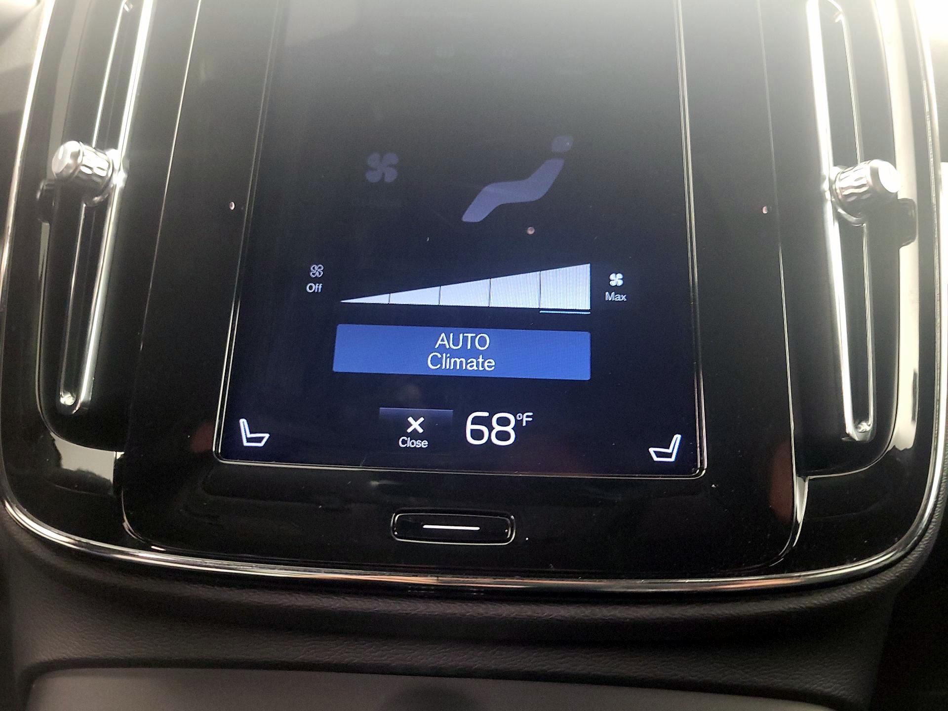 Thumbnail: 2019 Volvo XC40 - 17