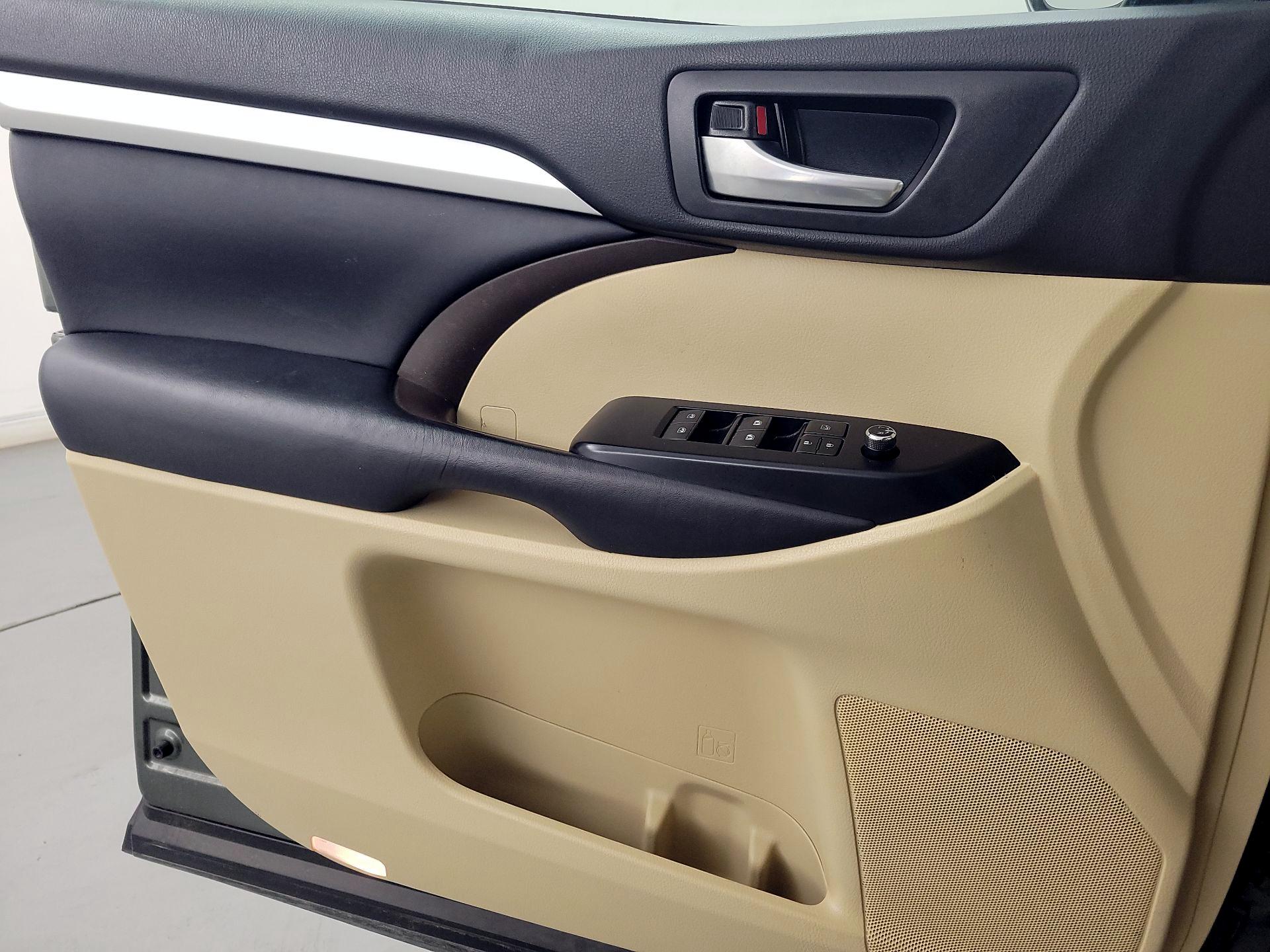 Thumbnail: 2018 Toyota Highlander - 12