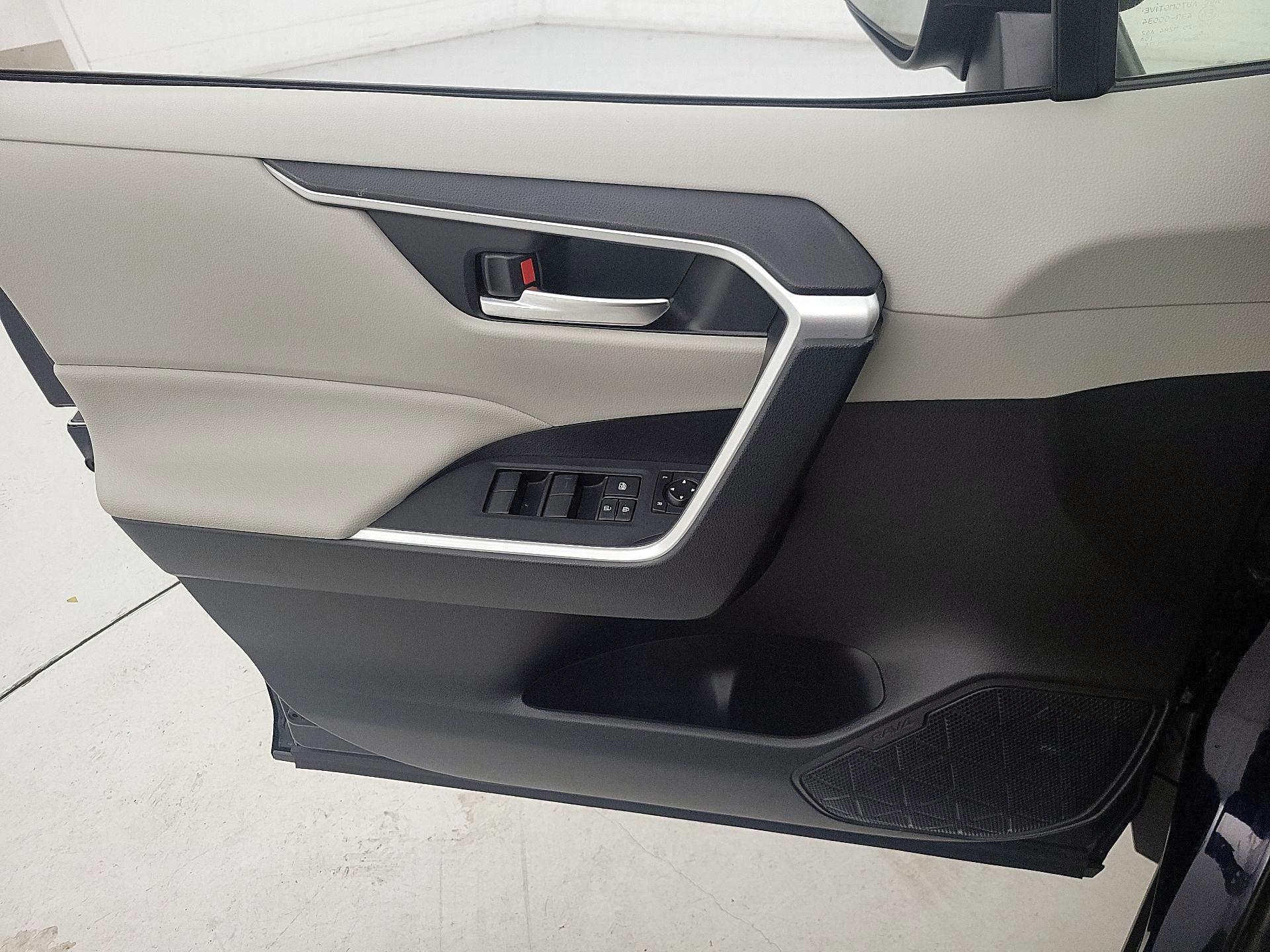 Thumbnail: 2019 Toyota RAV4 - 12
