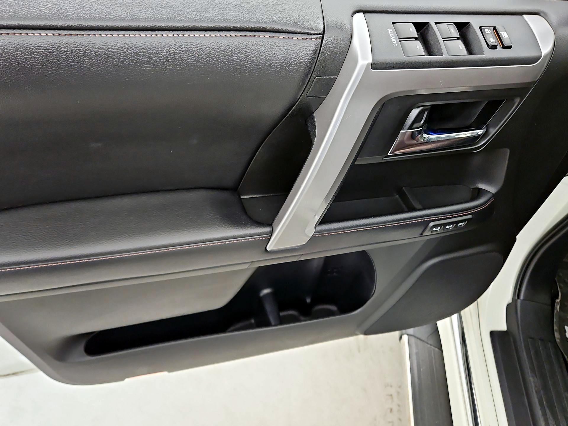 Thumbnail: 2017 Toyota 4Runner - 12