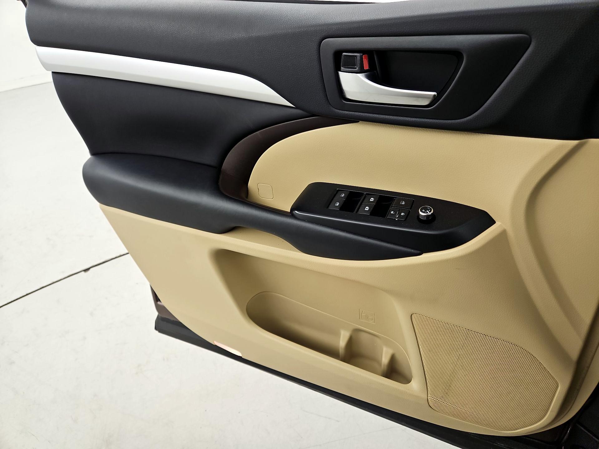 Thumbnail: 2019 Toyota Highlander - 12