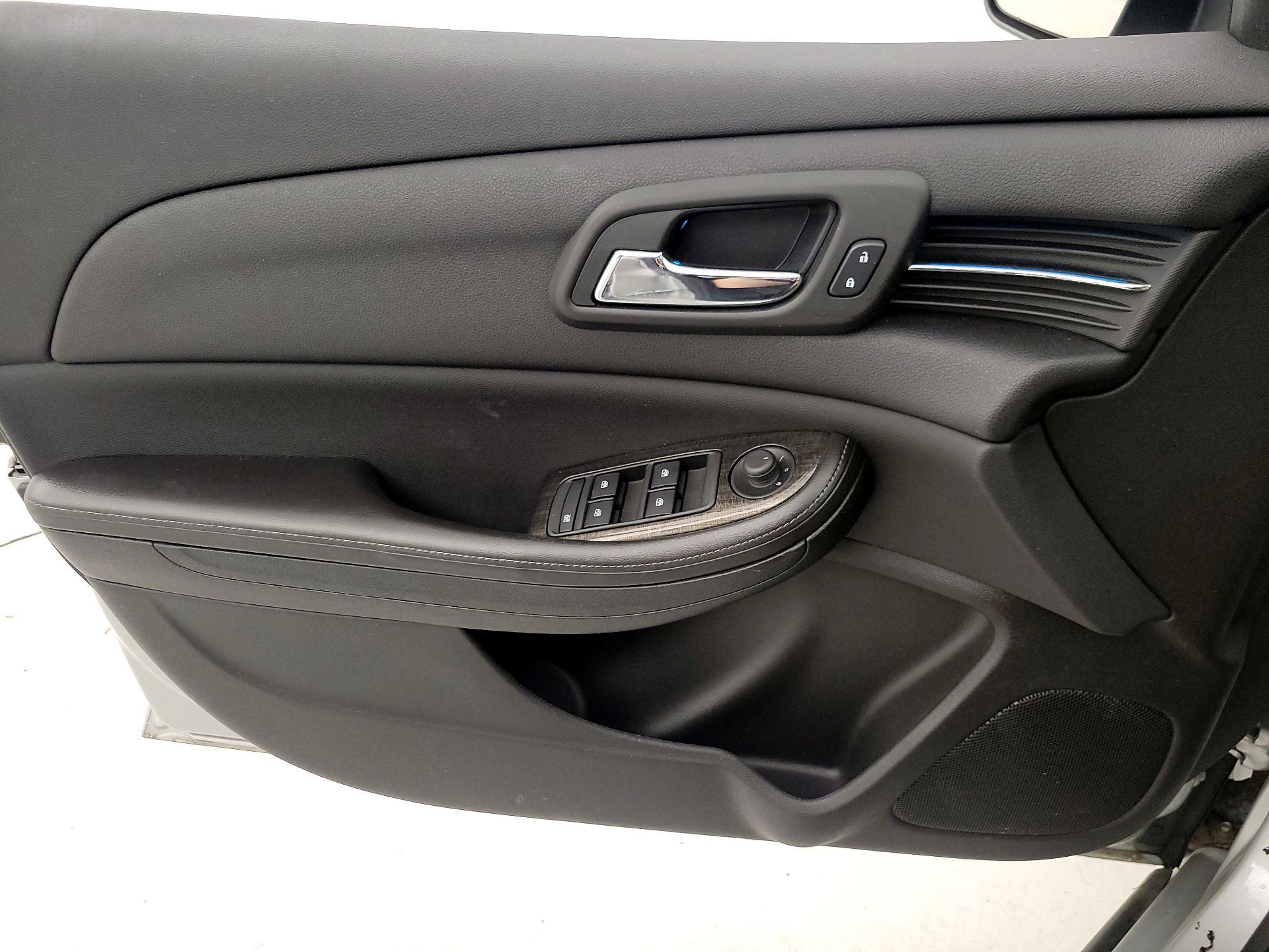 Thumbnail: 2016 Chevrolet Malibu - 12