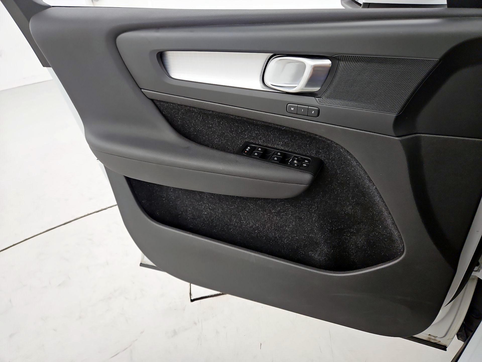 Thumbnail: 2021 Volvo XC40 - 12