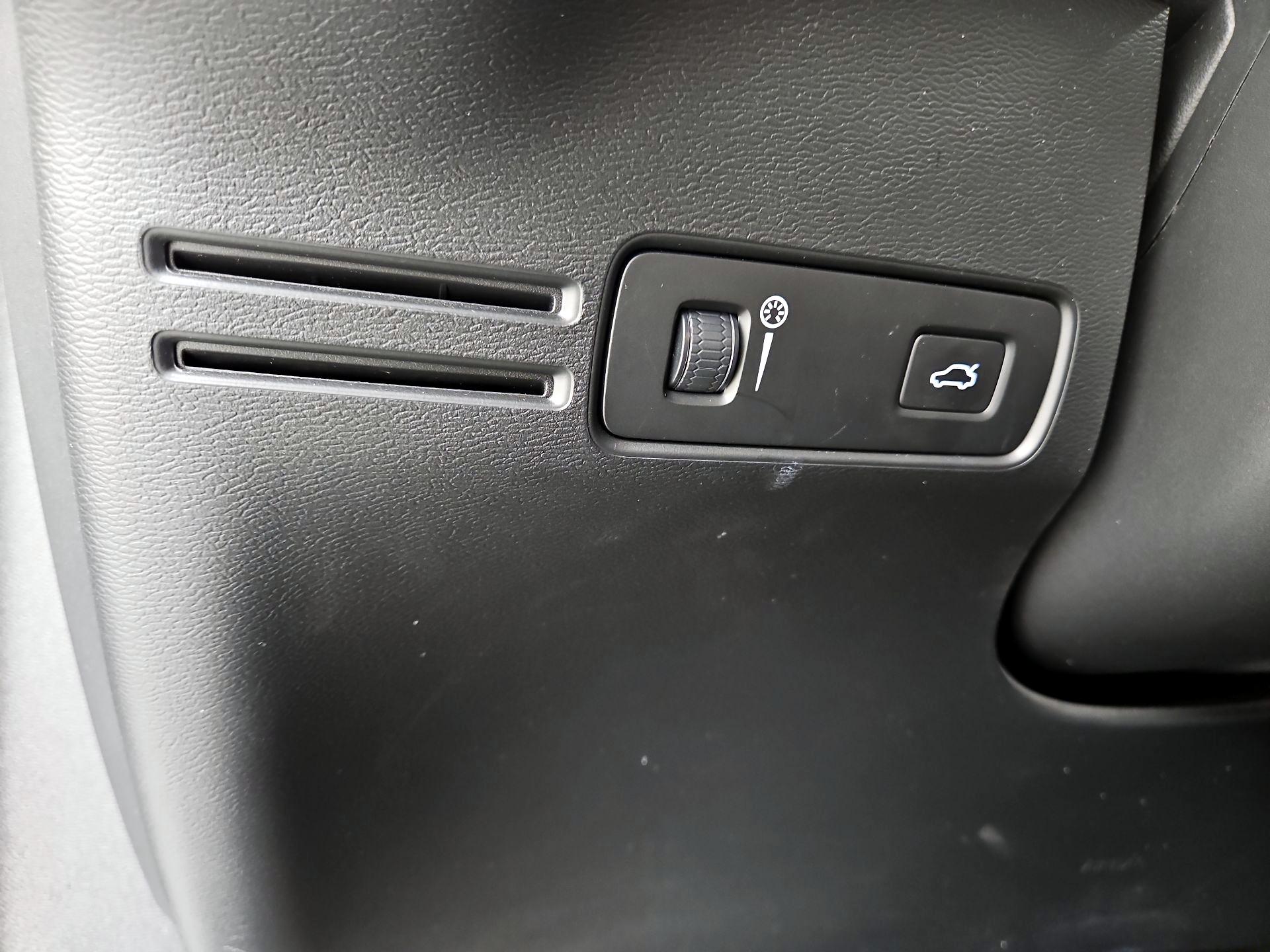 Thumbnail: 2021 Volvo XC40 - 13