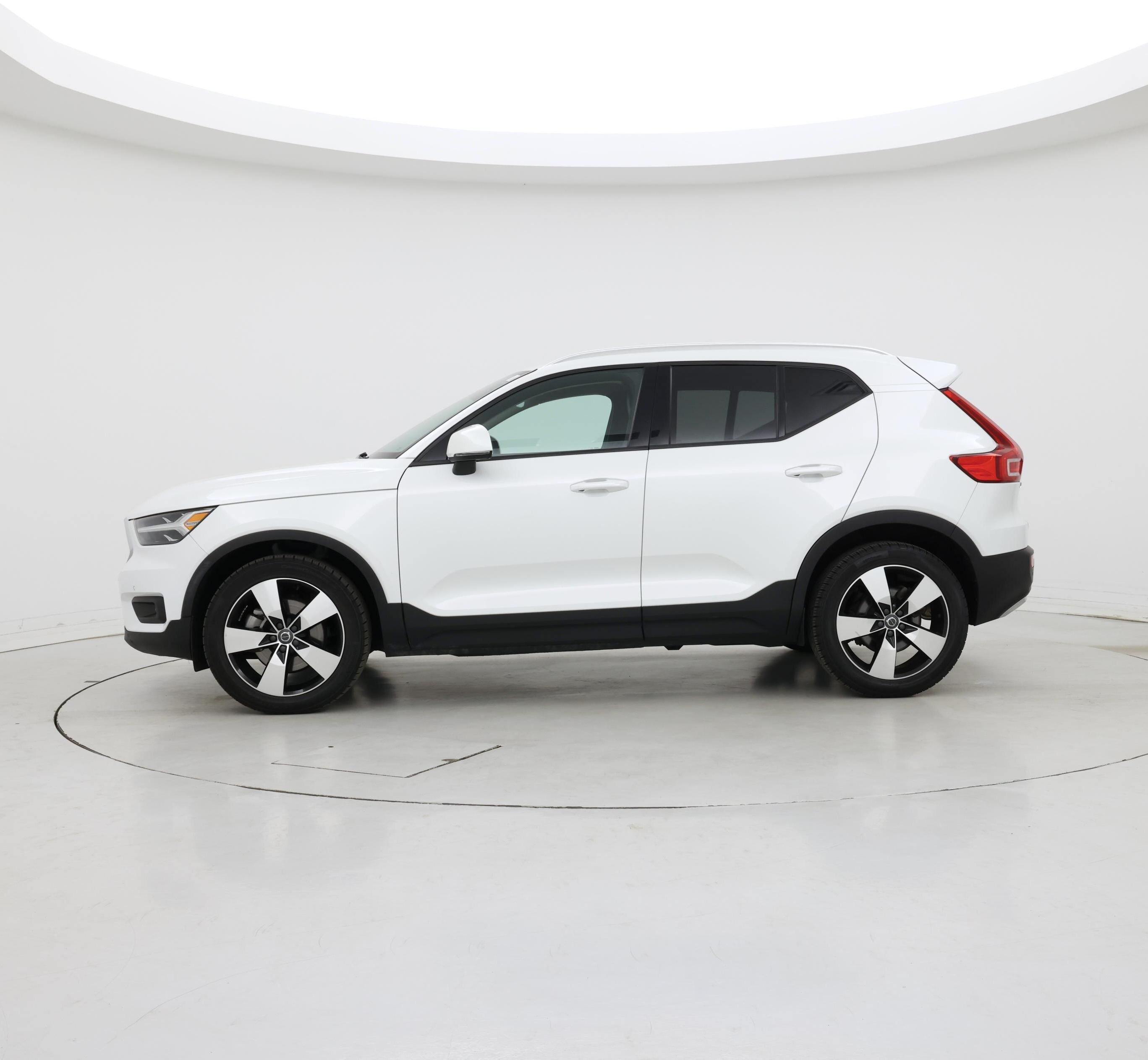 Thumbnail: 2021 Volvo XC40 - 3