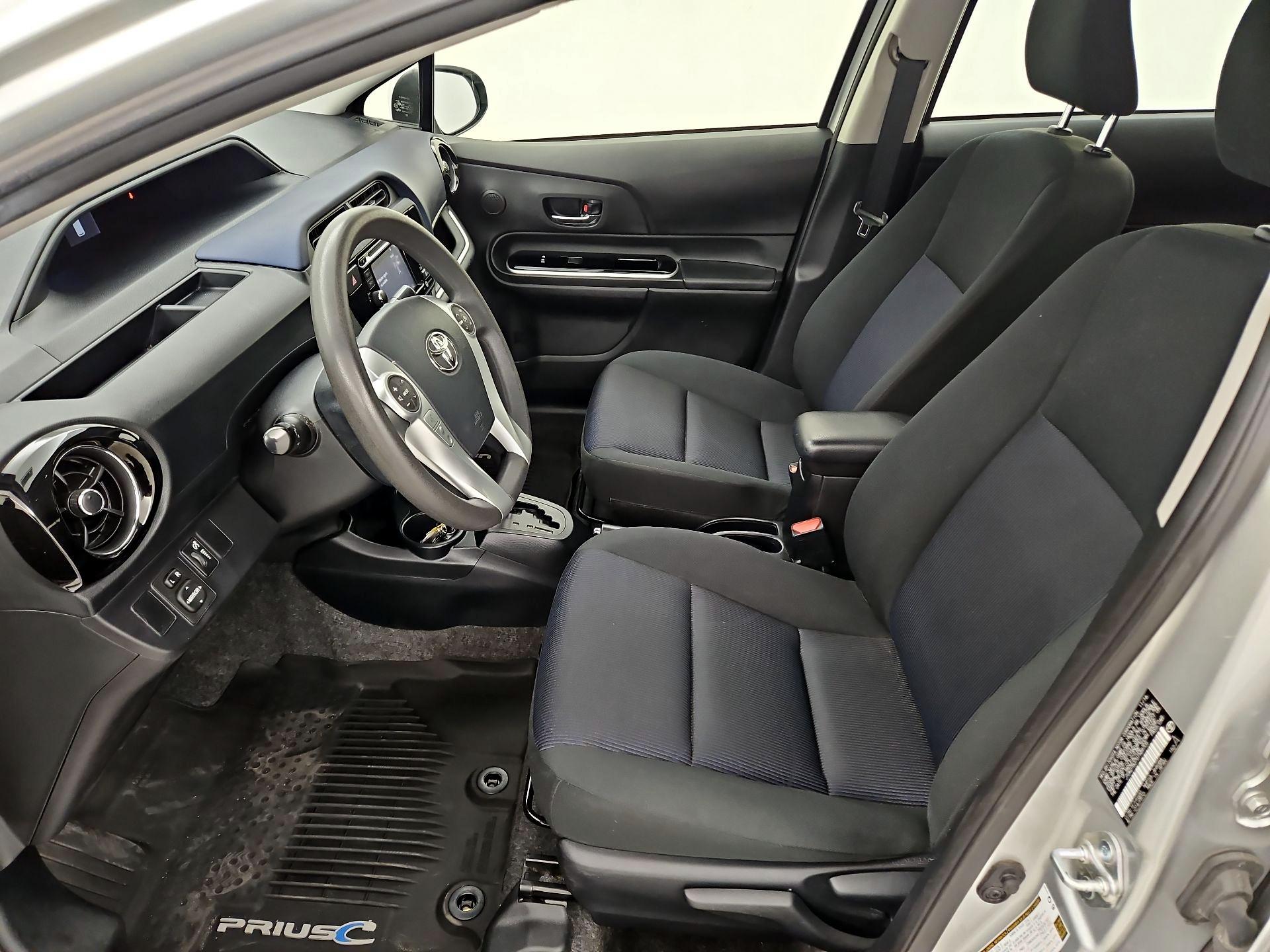 Thumbnail: 2016 Toyota Prius c - 11