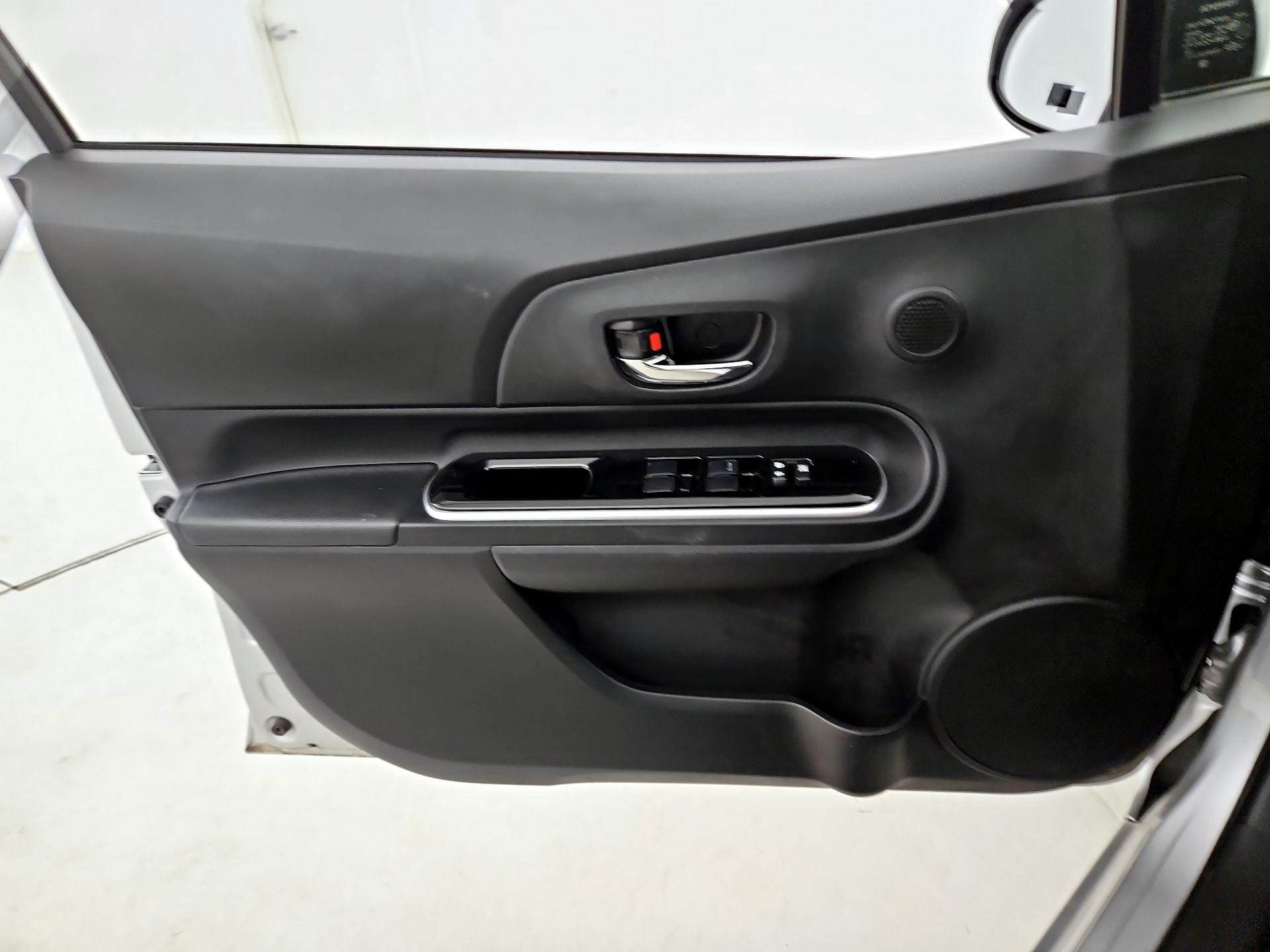 Thumbnail: 2016 Toyota Prius c - 12