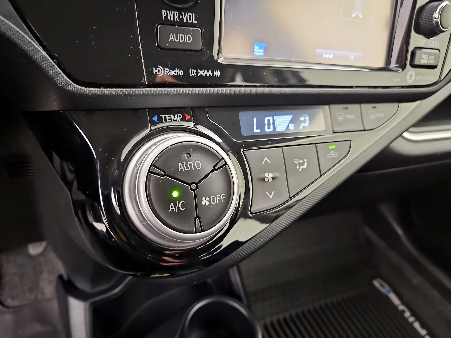 Thumbnail: 2016 Toyota Prius c - 15
