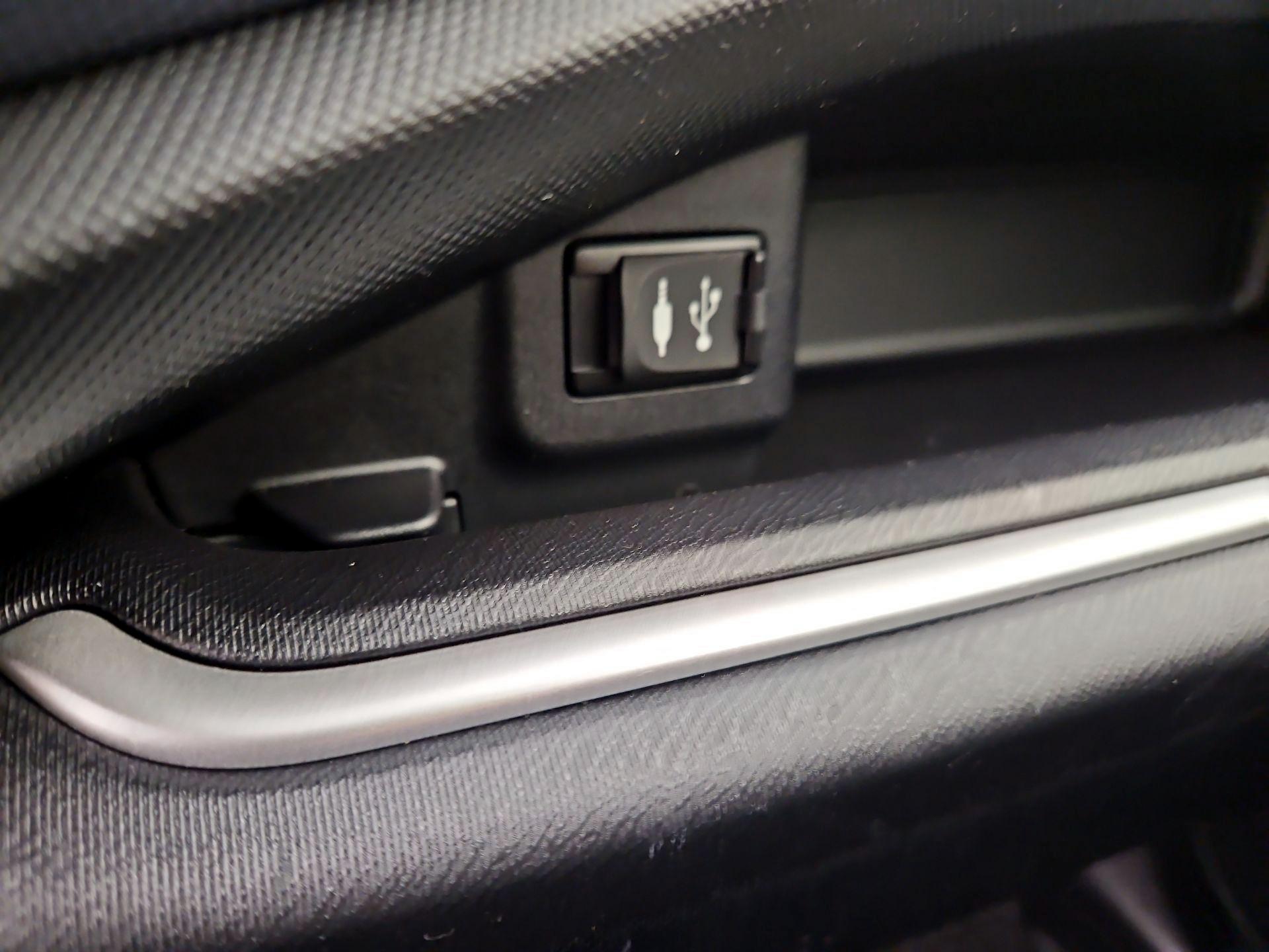 Thumbnail: 2016 Toyota Prius c - 17