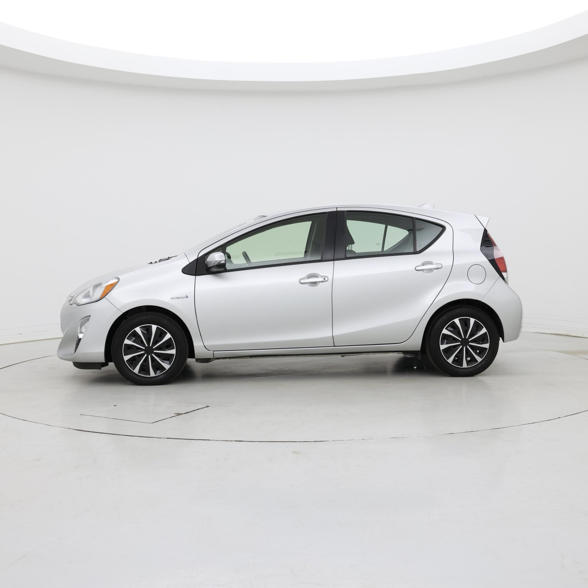 Thumbnail: 2016 Toyota Prius c - 3