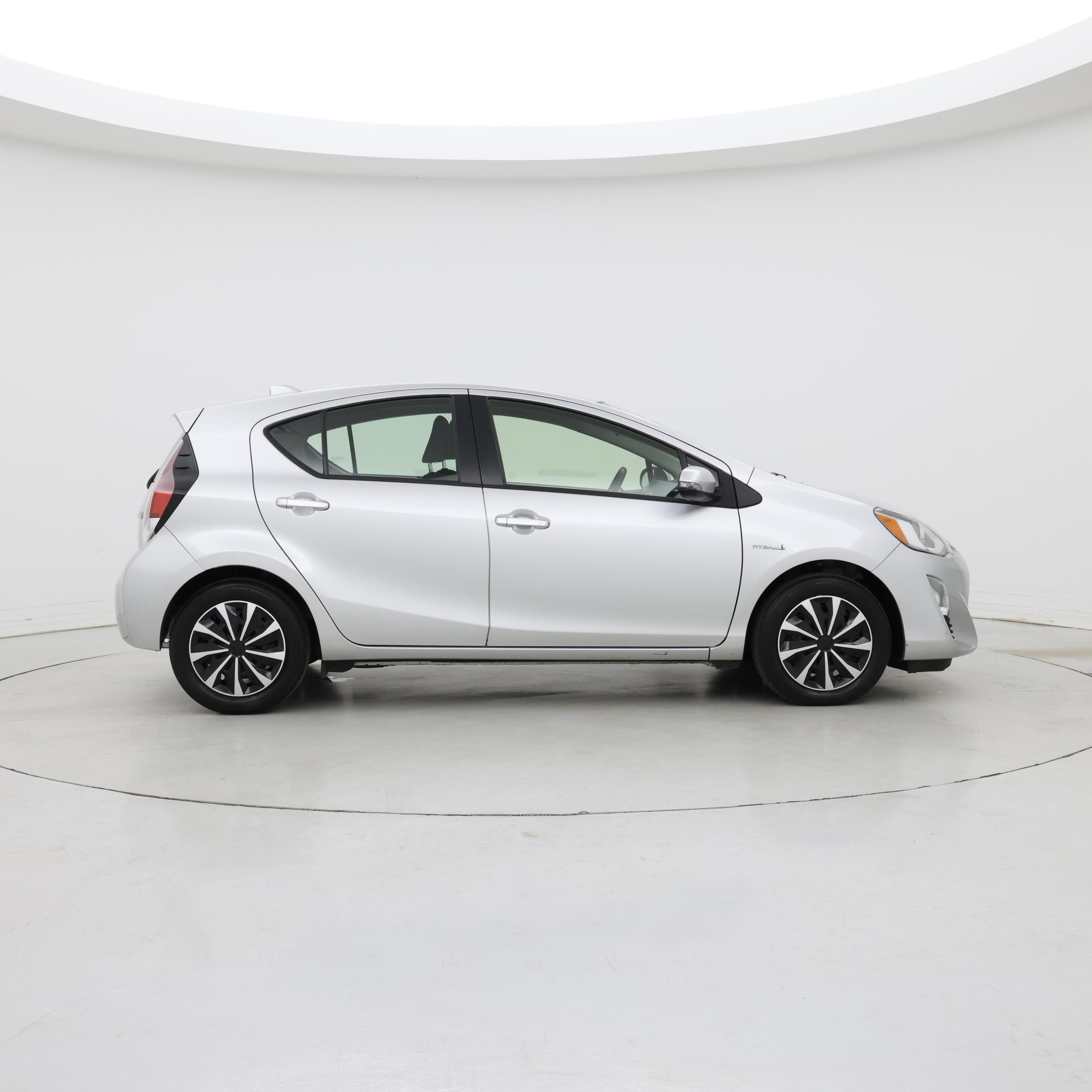 Thumbnail: 2016 Toyota Prius c - 7