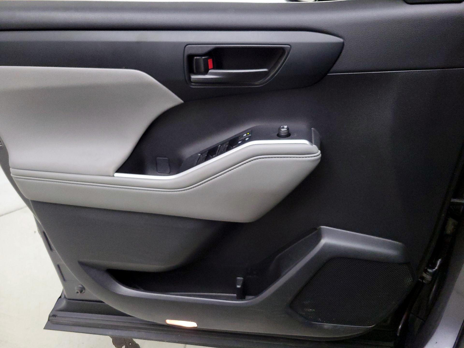 Thumbnail: 2022 Toyota Highlander - 12