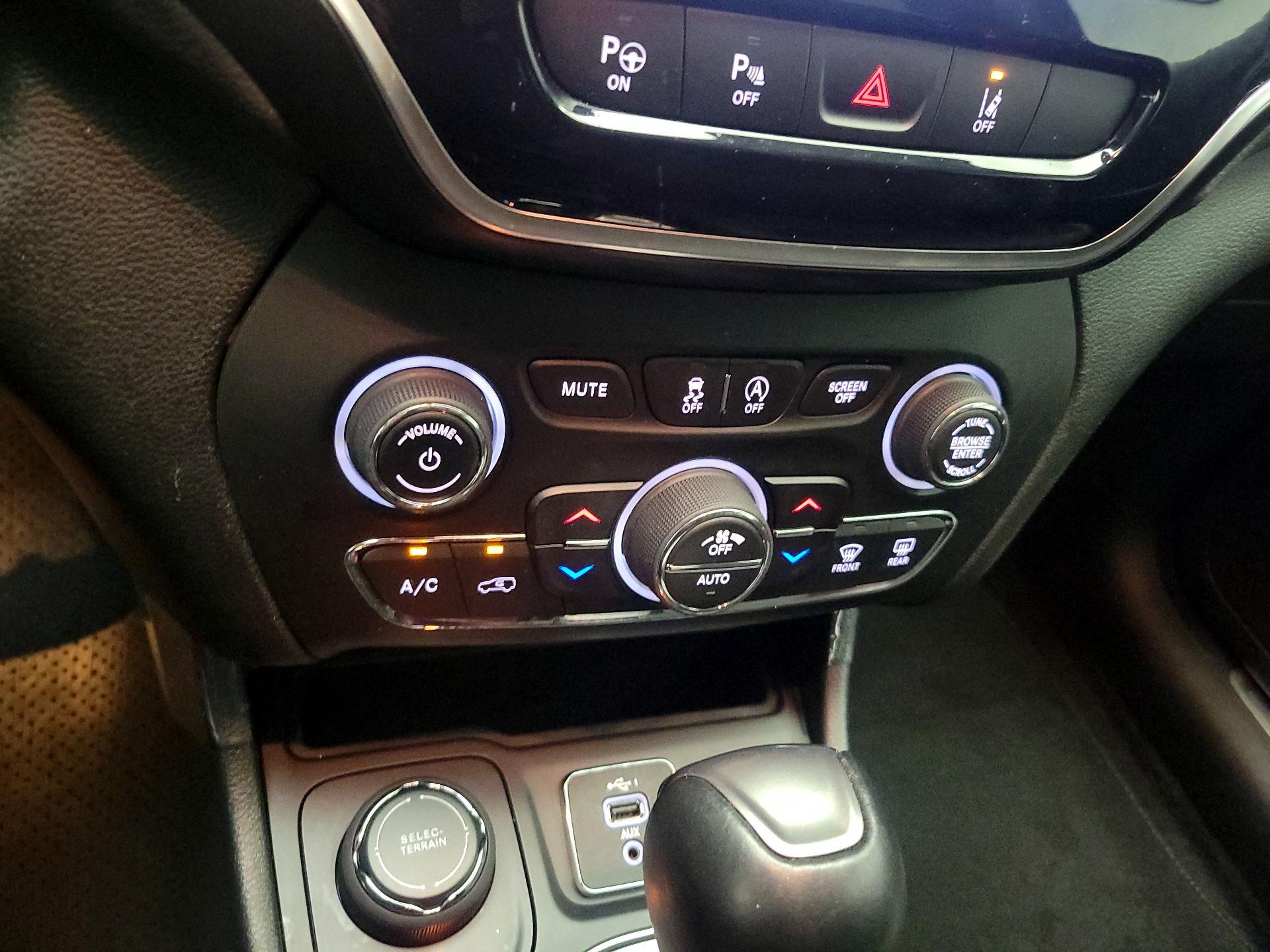 Thumbnail: 2021 Jeep Cherokee - 16