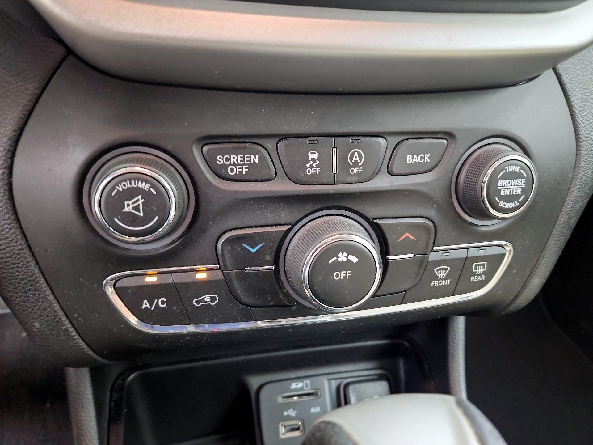 Thumbnail: 2016 Jeep Cherokee - 16