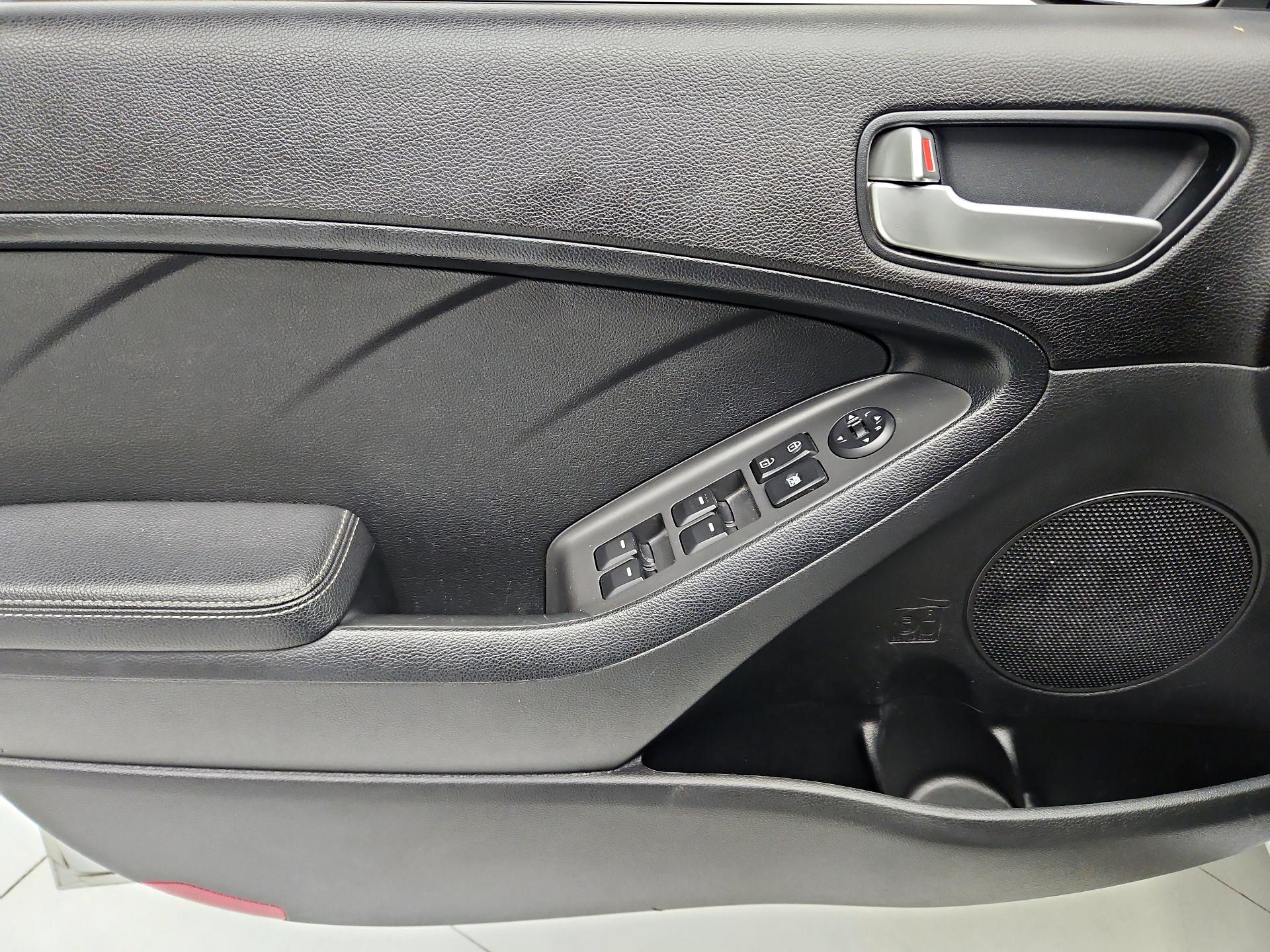 Thumbnail: 2017 Kia Forte - 12