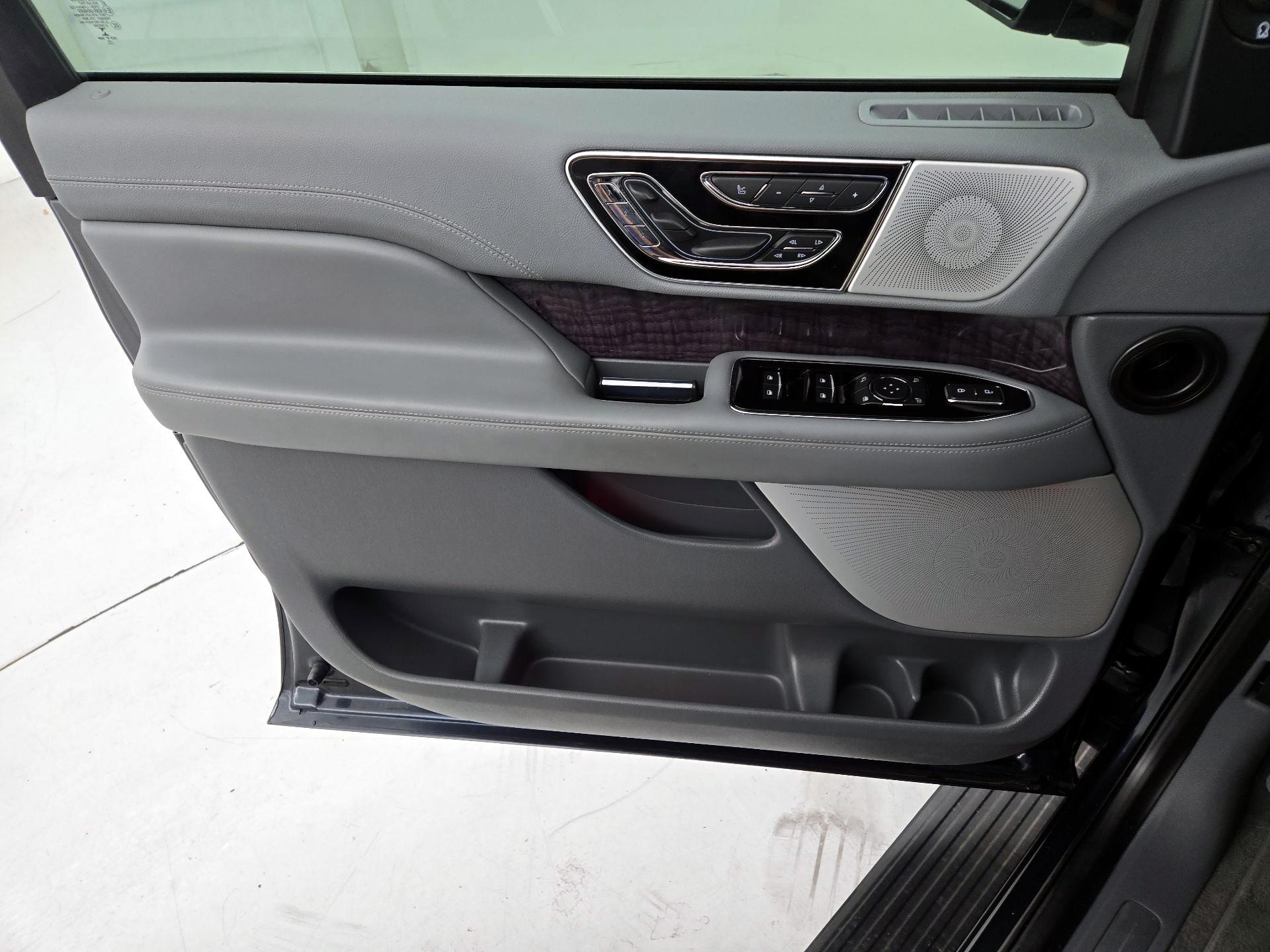 Thumbnail: 2021 Lincoln Navigator - 12