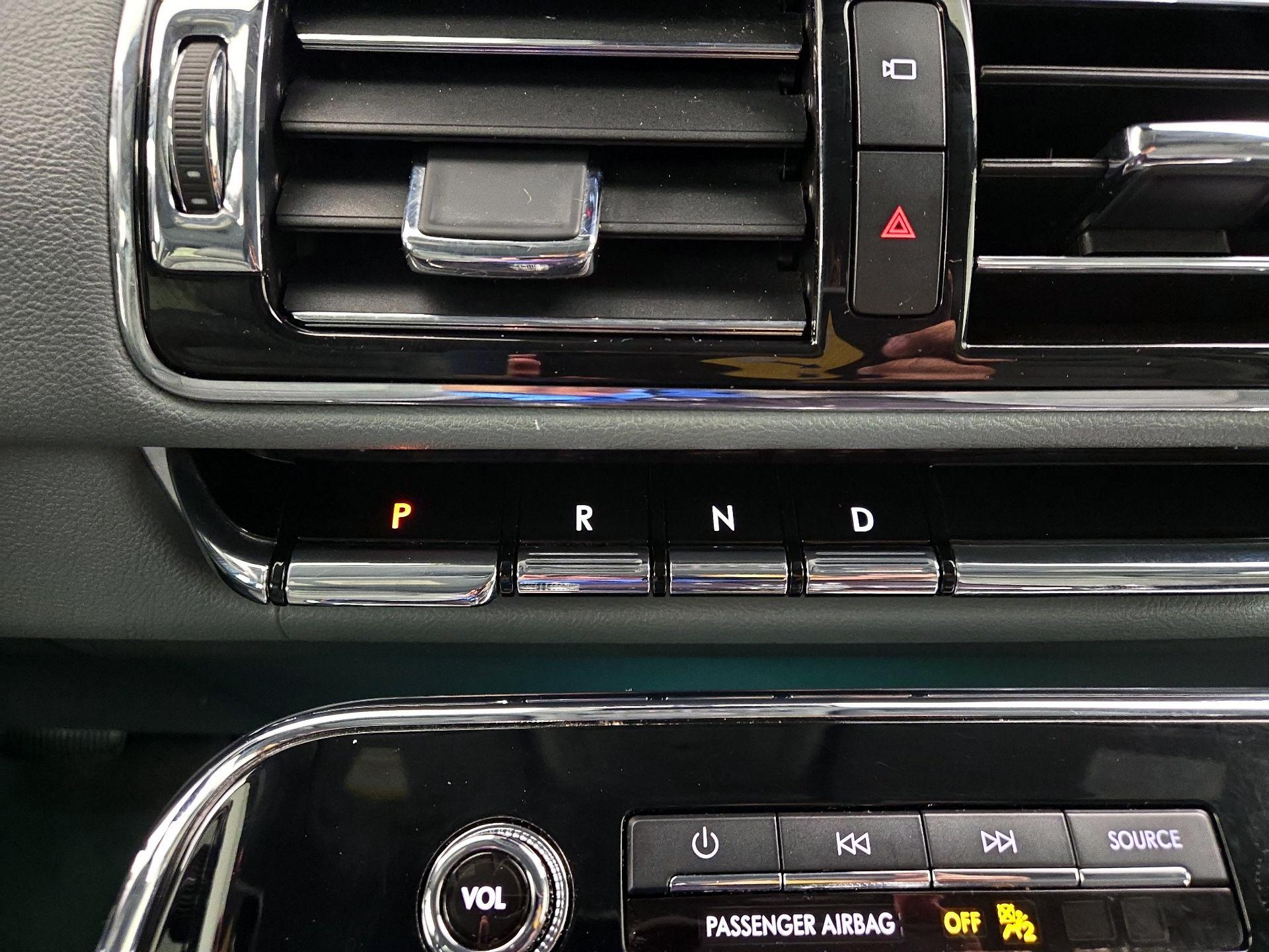 Thumbnail: 2021 Lincoln Navigator - 18