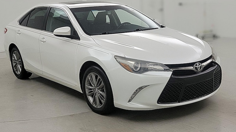 2016 Toyota Camry SE Hero Image