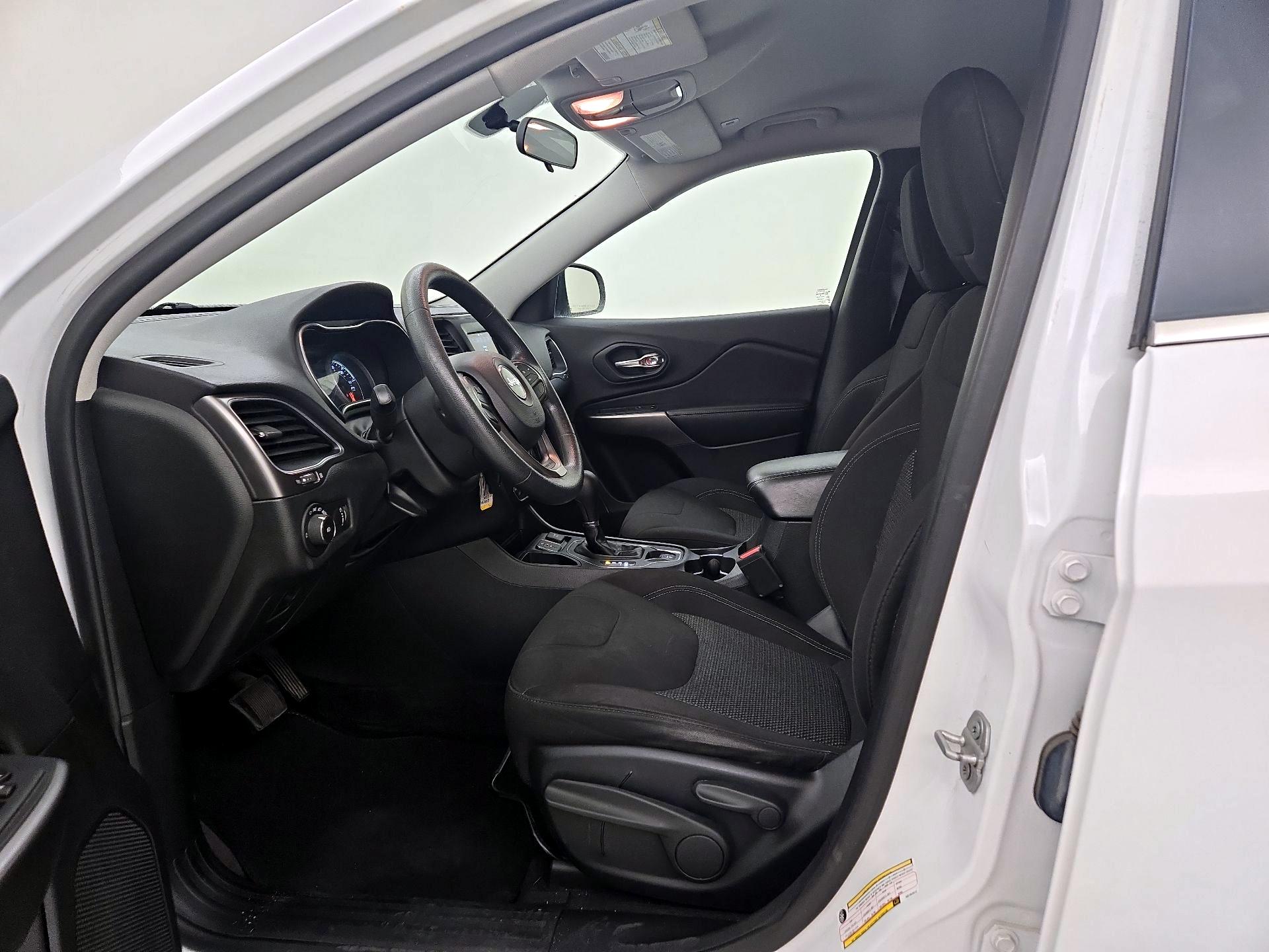 Thumbnail: 2019 Jeep Cherokee - 11