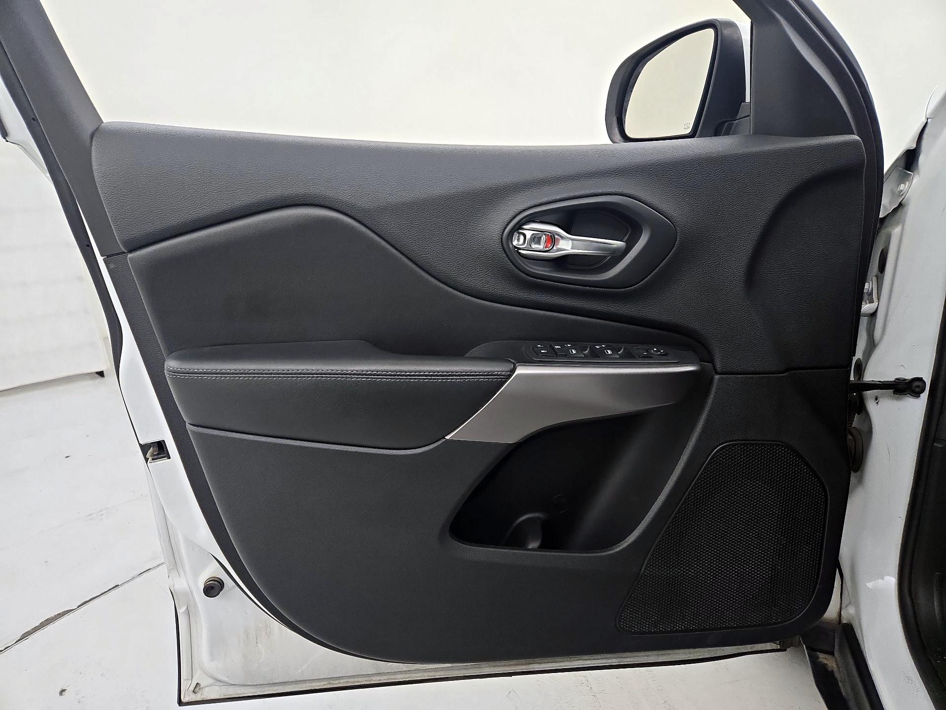 Thumbnail: 2019 Jeep Cherokee - 12