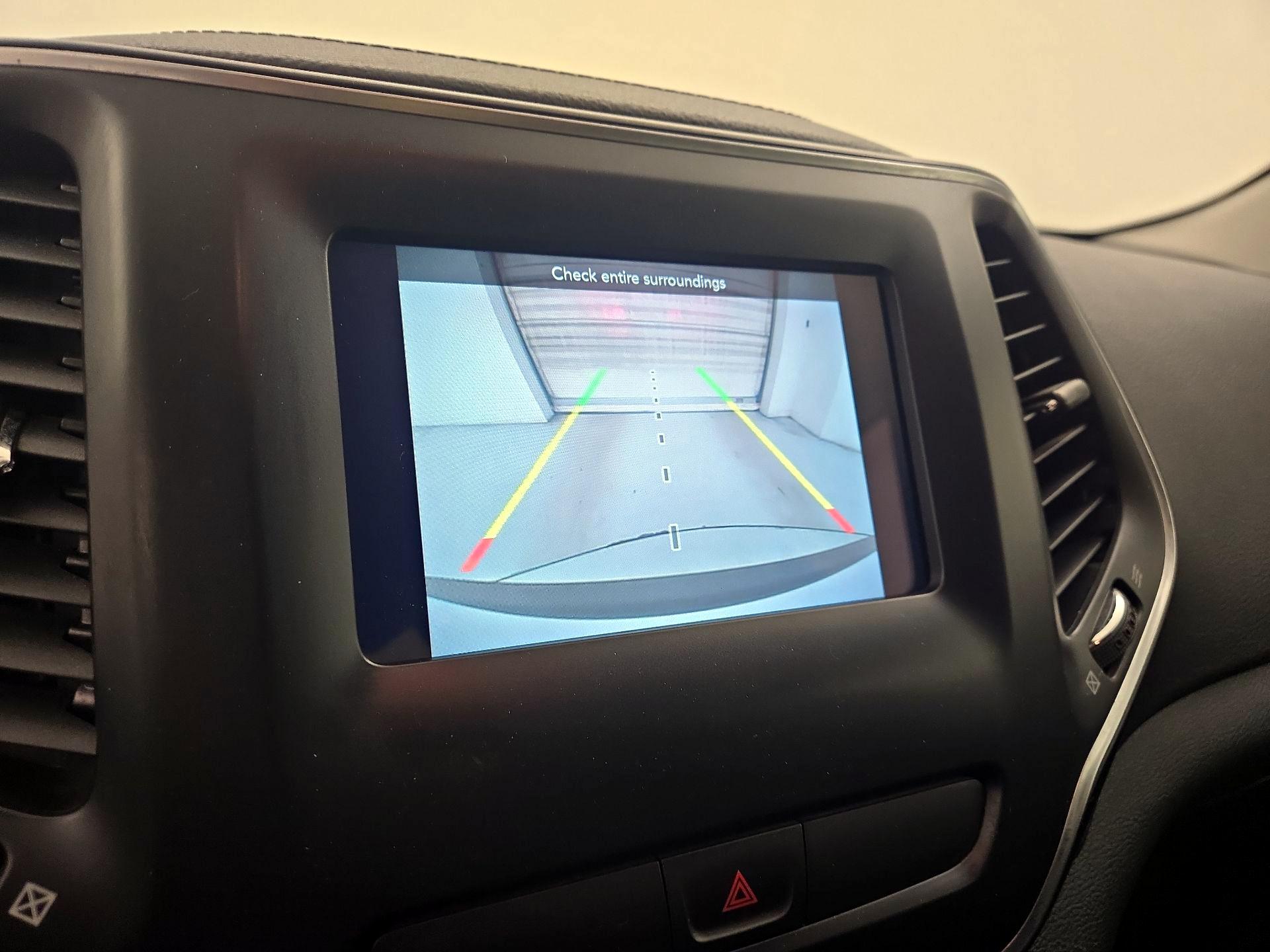 Thumbnail: 2019 Jeep Cherokee - 14