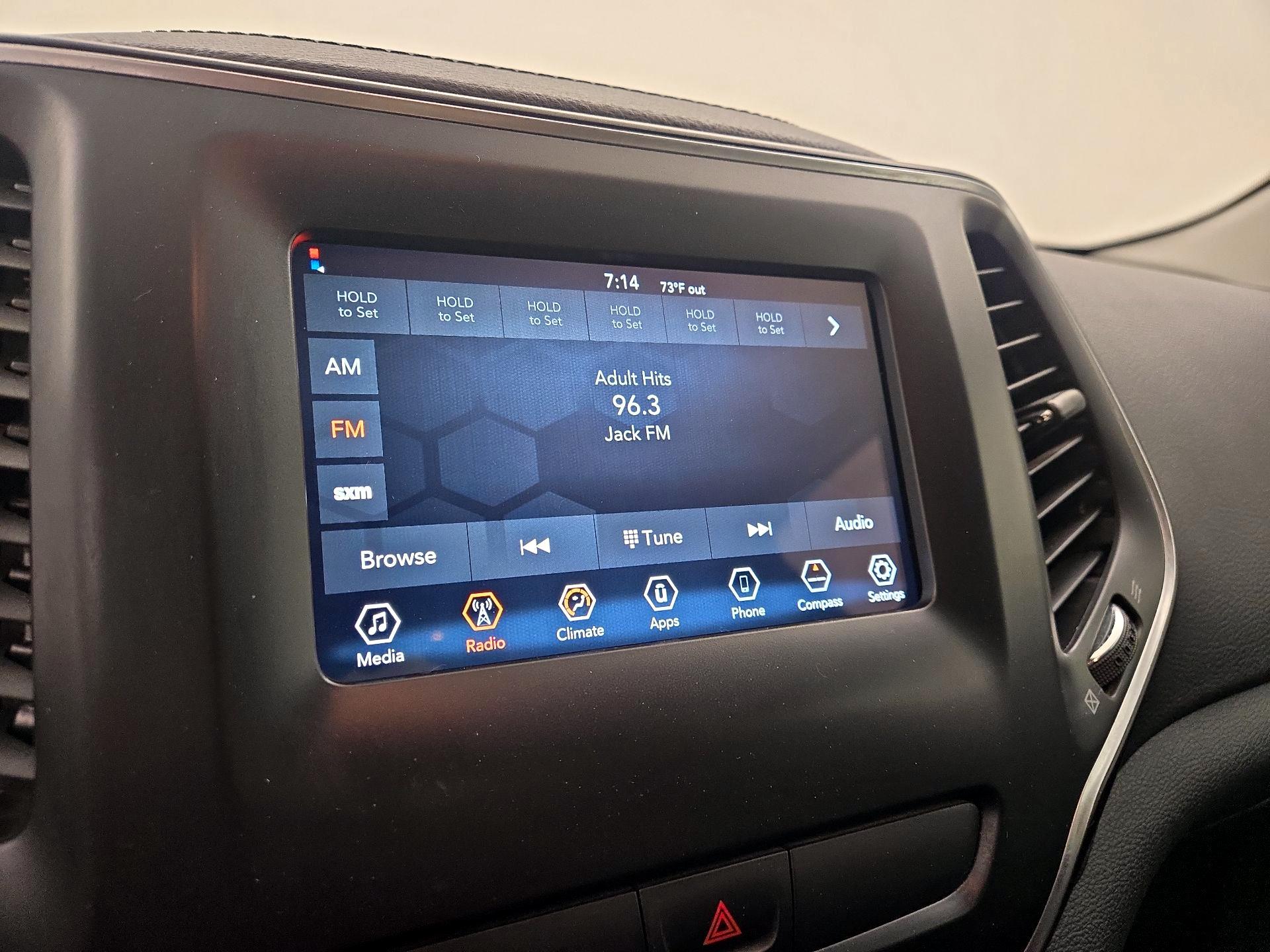 Thumbnail: 2019 Jeep Cherokee - 15