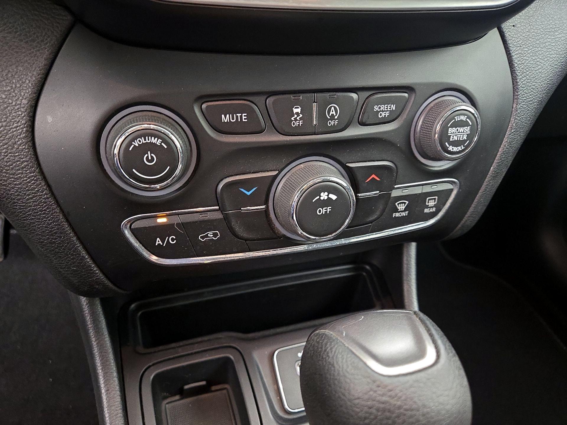 Thumbnail: 2019 Jeep Cherokee - 16