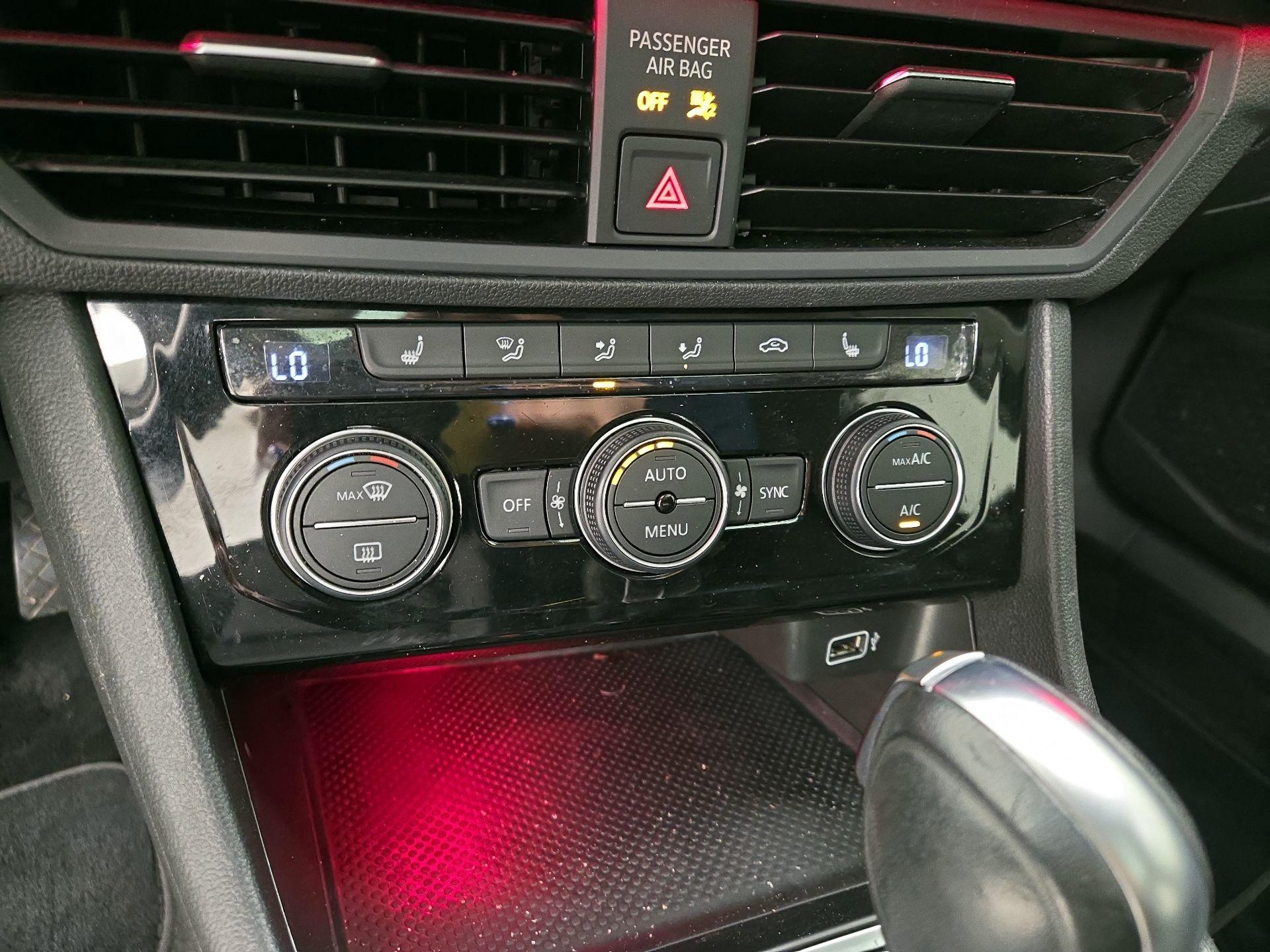 Thumbnail: 2019 Volkswagen Jetta - 16