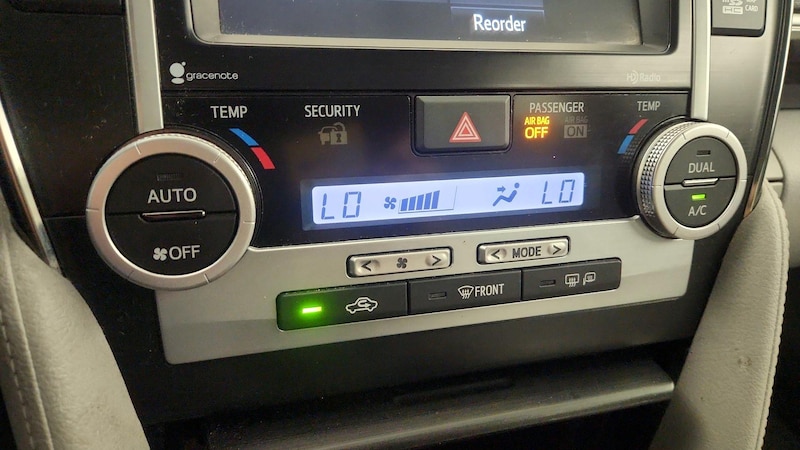 2014 Toyota Camry XLE 16