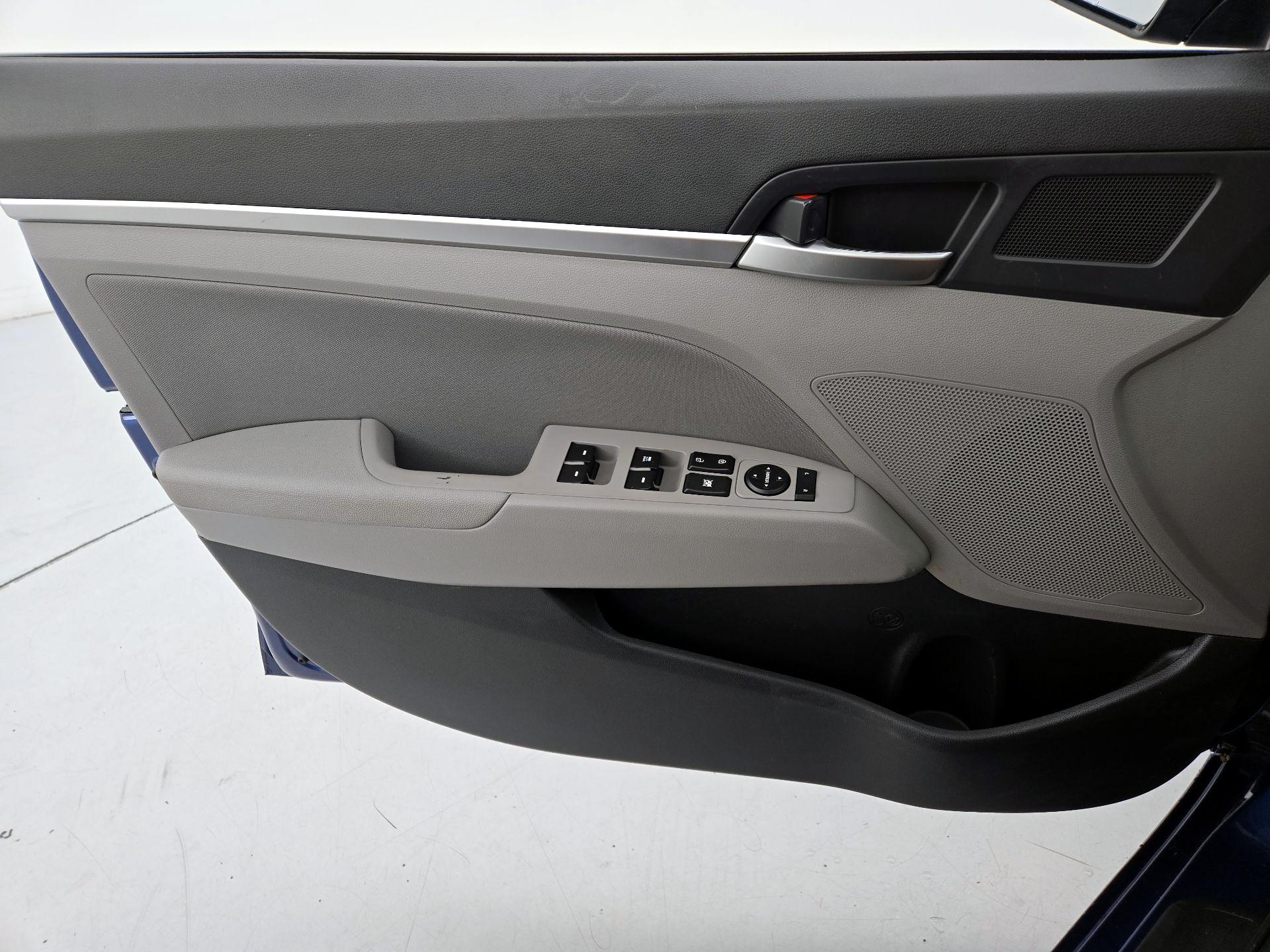 Thumbnail: 2020 Hyundai Elantra - 12