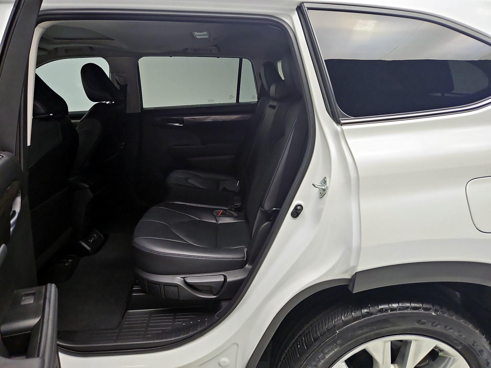 Thumbnail: 2023 Toyota Highlander - 20