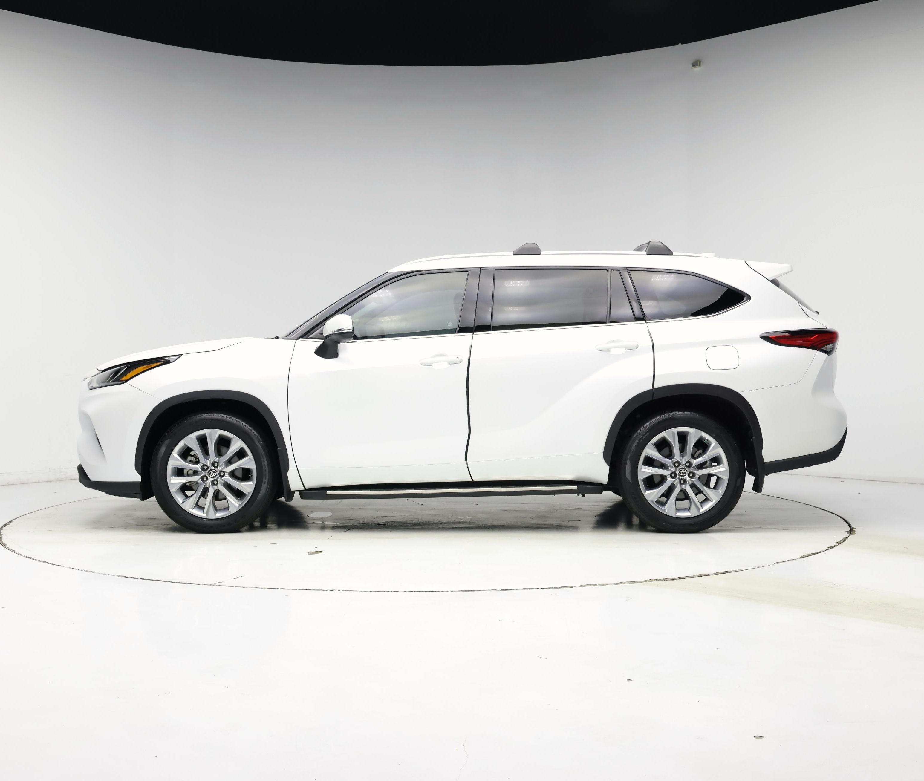Thumbnail: 2023 Toyota Highlander - 3