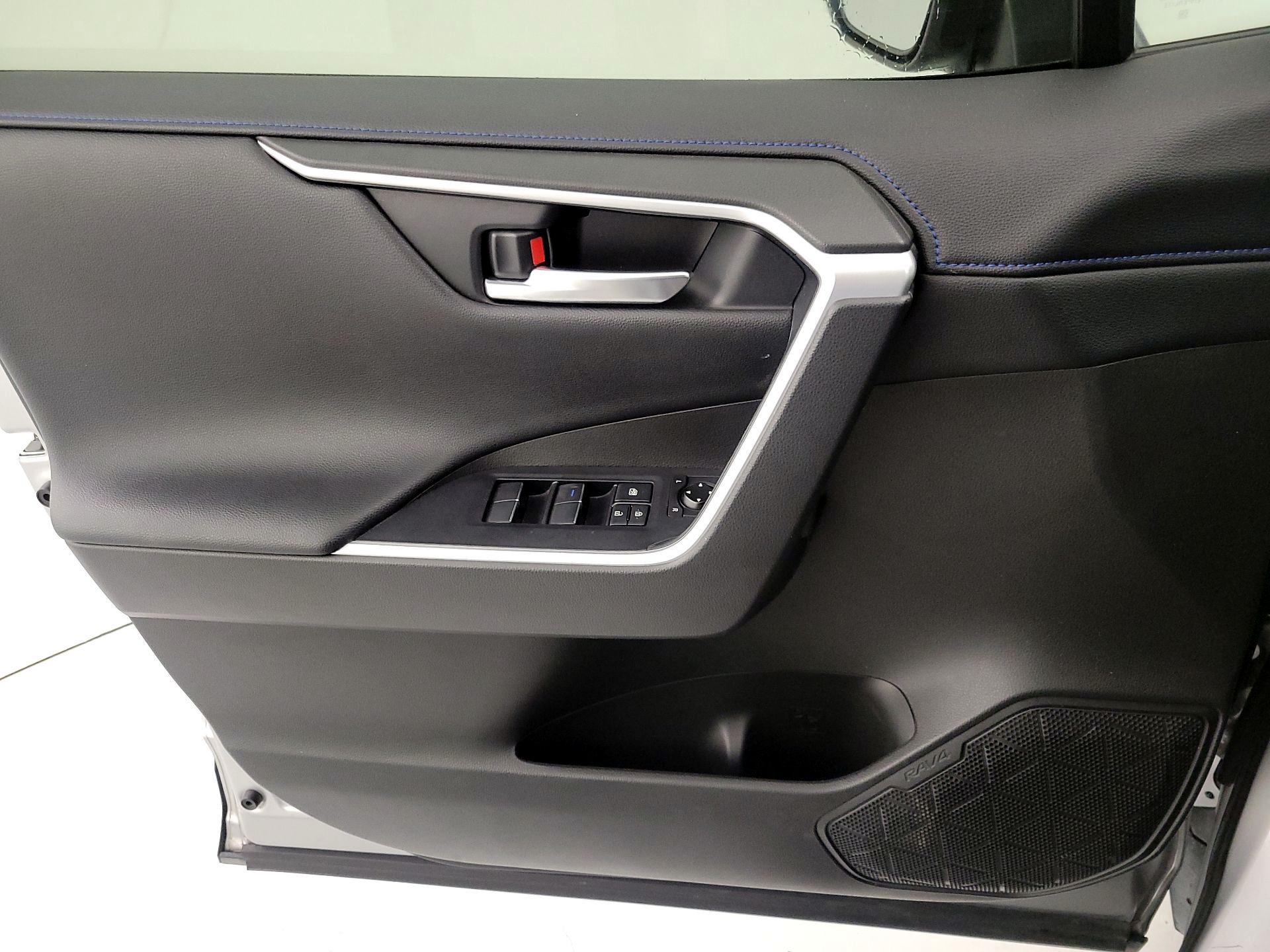 Thumbnail: 2020 Toyota RAV4 - 12