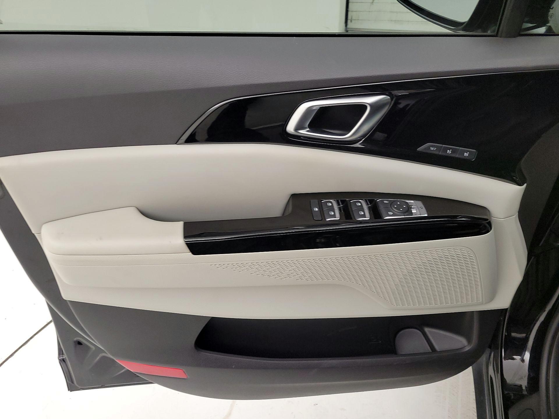 Thumbnail: 2023 Kia Carnival - 12