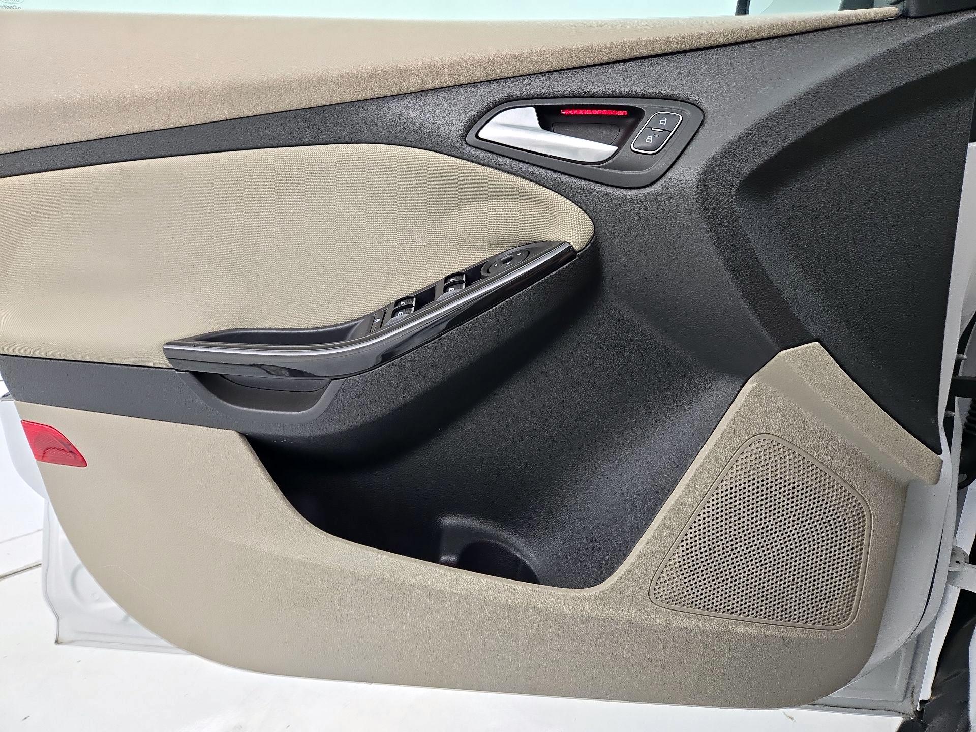 Thumbnail: 2016 Ford Focus - 12